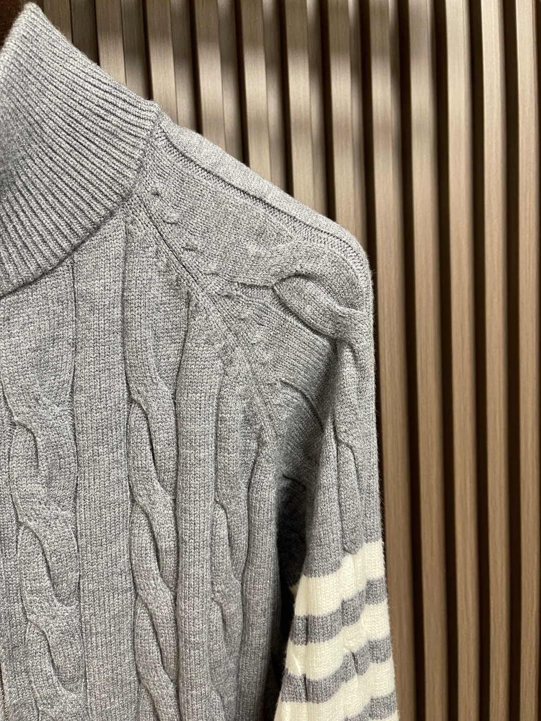 🛒🛒Thom Browne TB新款麻花拉链开衫，采用优质麻花针织面料，精致的编织纹理，袖子经典四条杠设