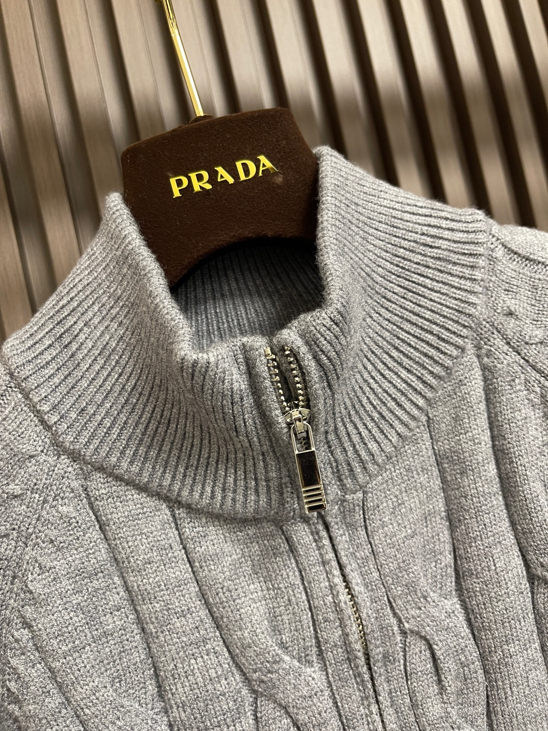 🛒🛒Thom Browne TB新款麻花拉链开衫，采用优质麻花针织面料，精致的编织纹理，袖子经典四条杠设