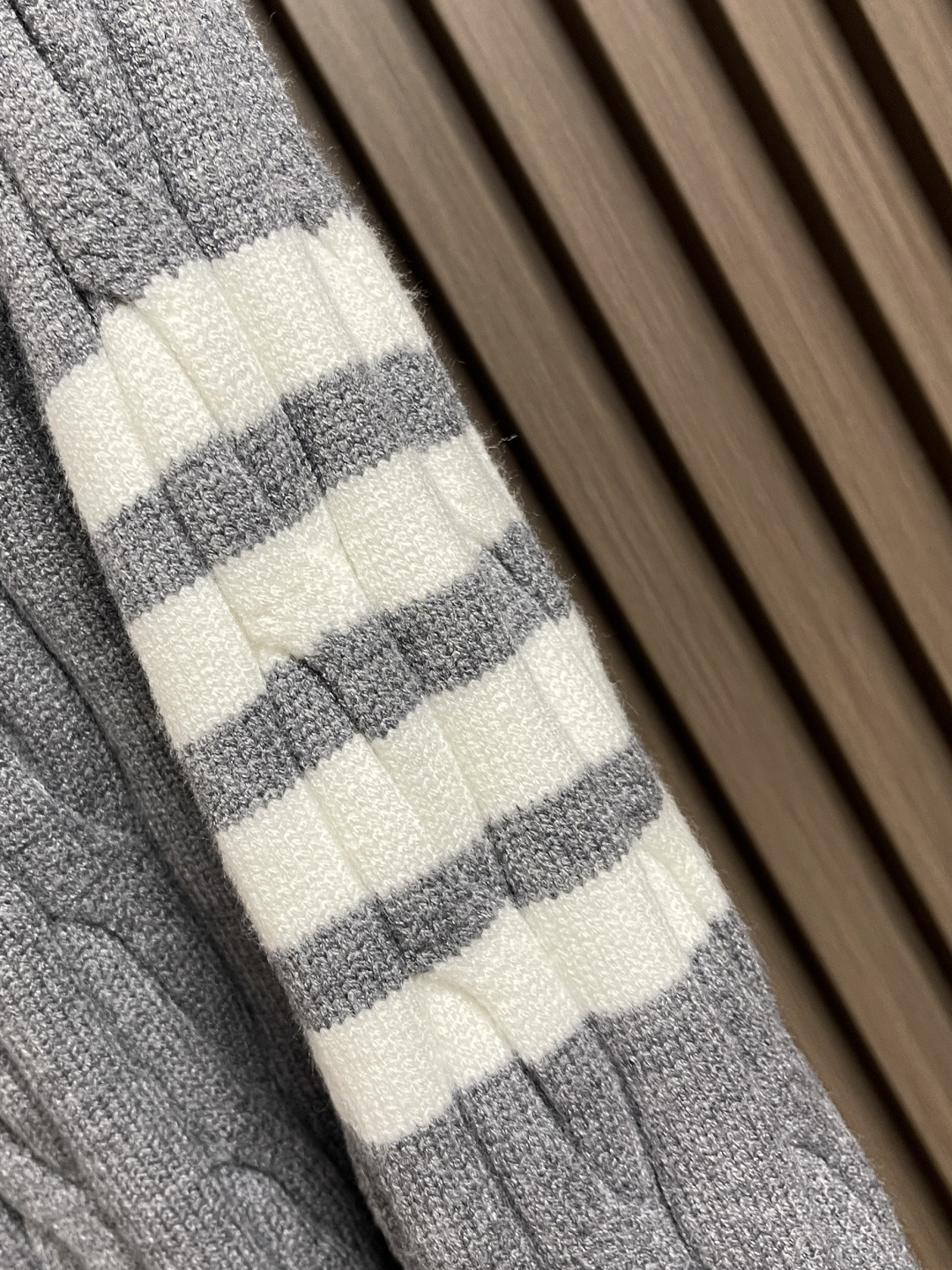 🛒🛒Thom Browne TB新款麻花拉链开衫，采用优质麻花针织面料，精致的编织纹理，袖子经典四条杠设