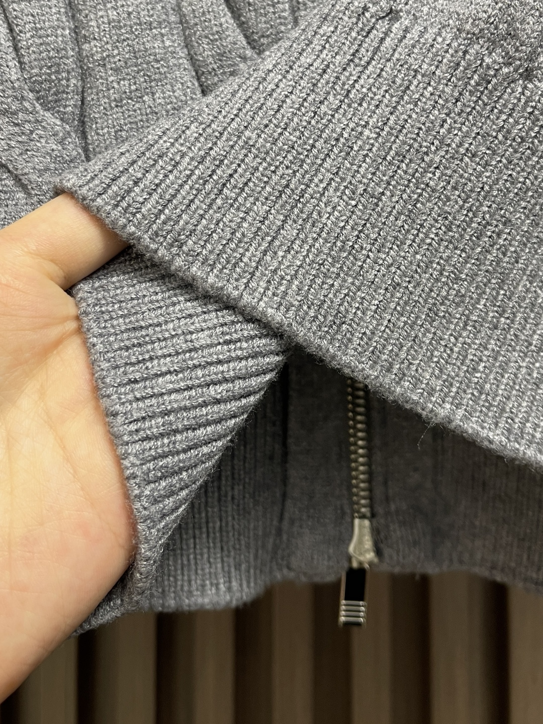 🛒🛒Thom Browne TB新款麻花拉链开衫，采用优质麻花针织面料，精致的编织纹理，袖子经典四条杠设