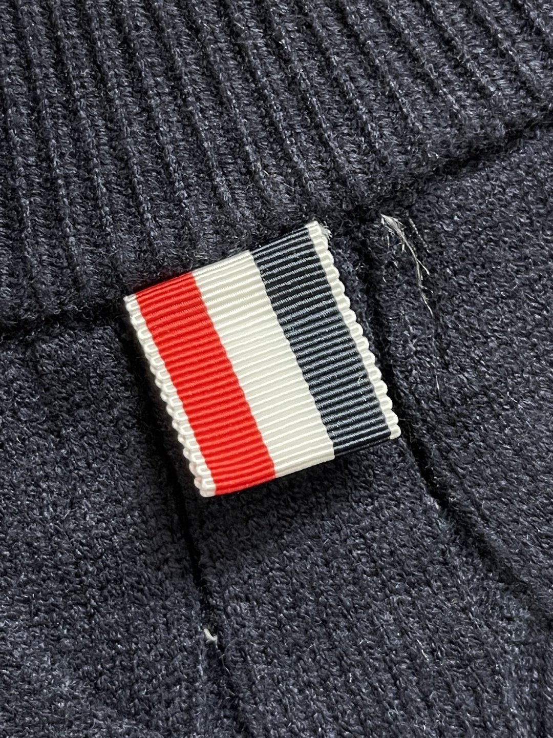 🛒🛒Thom Browne TB新款麻花拉链开衫，采用优质麻花针织面料，精致的编织纹理，袖子经典四条杠设