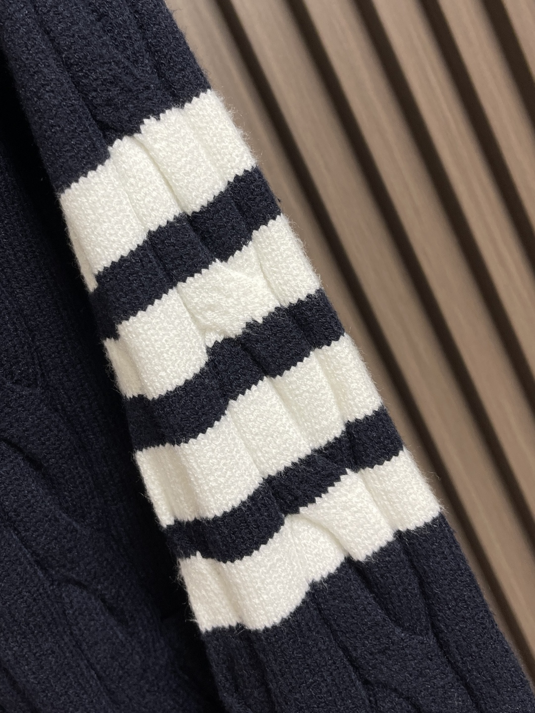 🛒🛒Thom Browne TB新款麻花拉链开衫，采用优质麻花针织面料，精致的编织纹理，袖子经典四条杠设