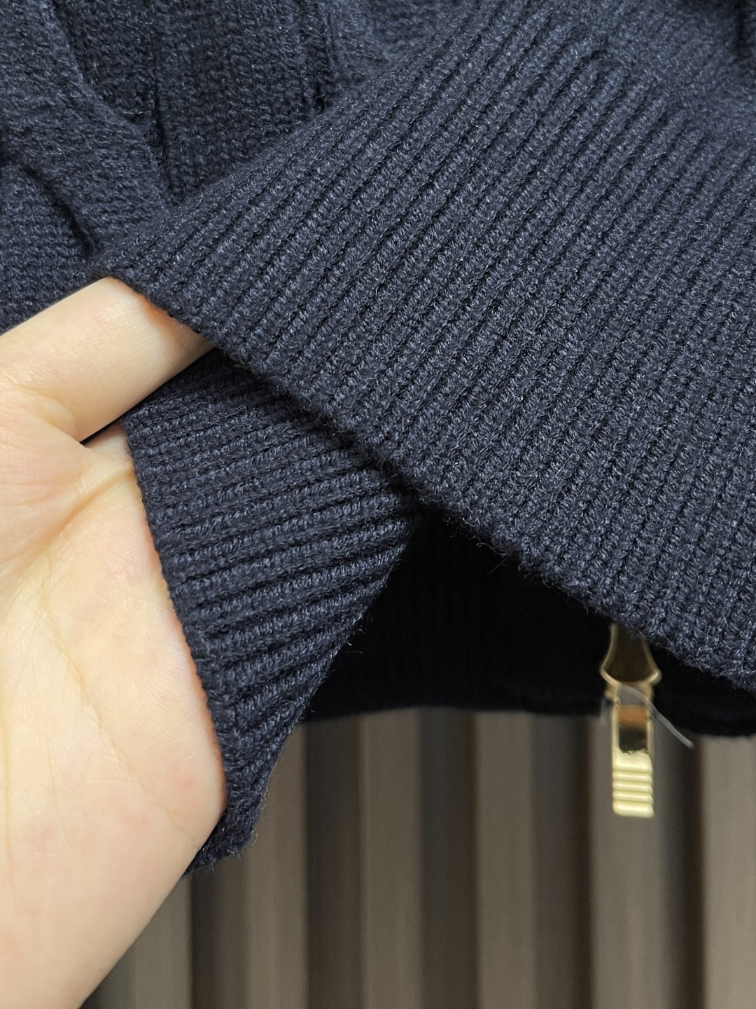 🛒🛒Thom Browne TB新款麻花拉链开衫，采用优质麻花针织面料，精致的编织纹理，袖子经典四条杠设