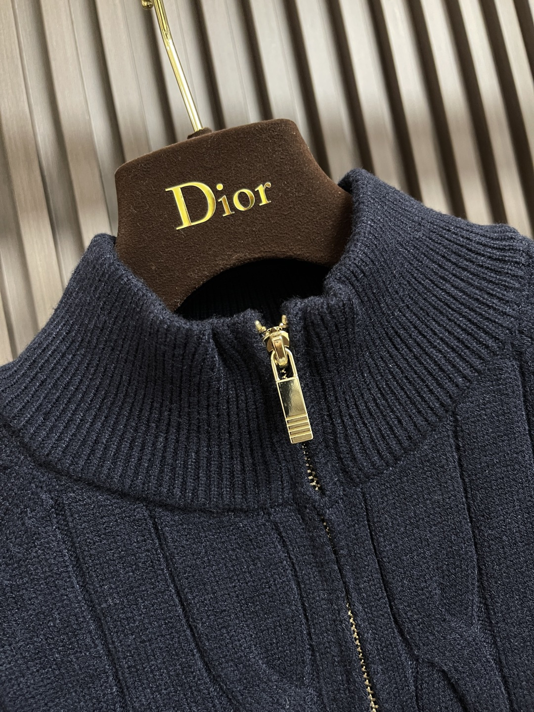 🛒🛒Thom Browne TB新款麻花拉链开衫，采用优质麻花针织面料，精致的编织纹理，袖子经典四条杠设