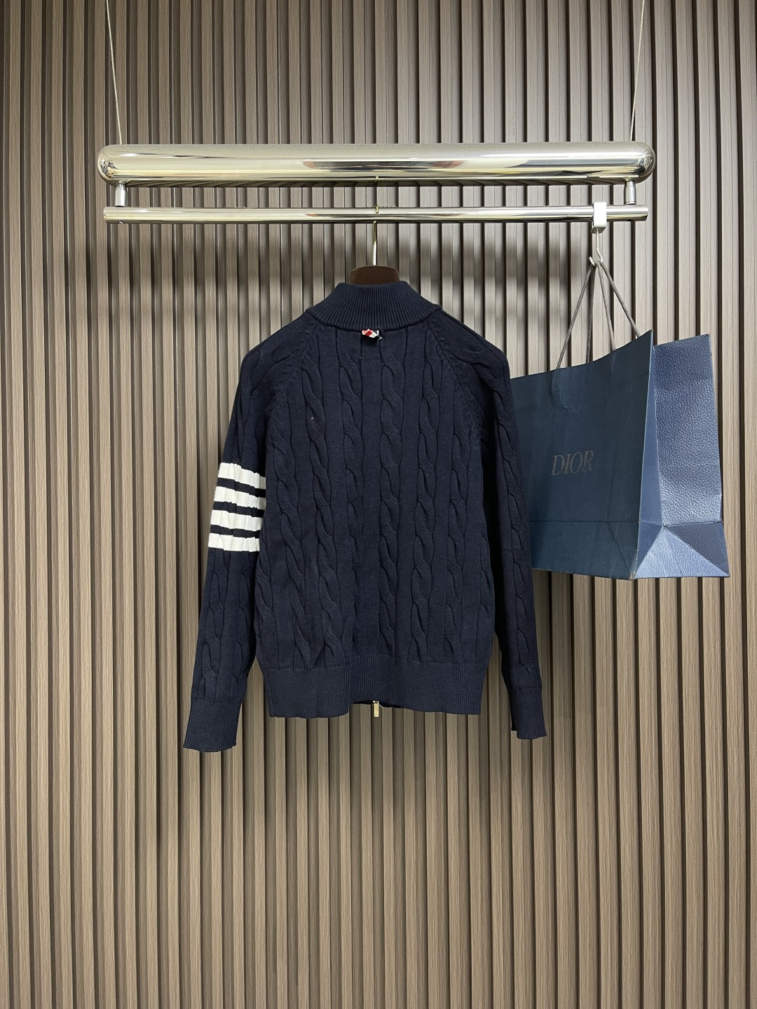 🛒🛒Thom Browne TB新款麻花拉链开衫，采用优质麻花针织面料，精致的编织纹理，袖子经典四条杠设