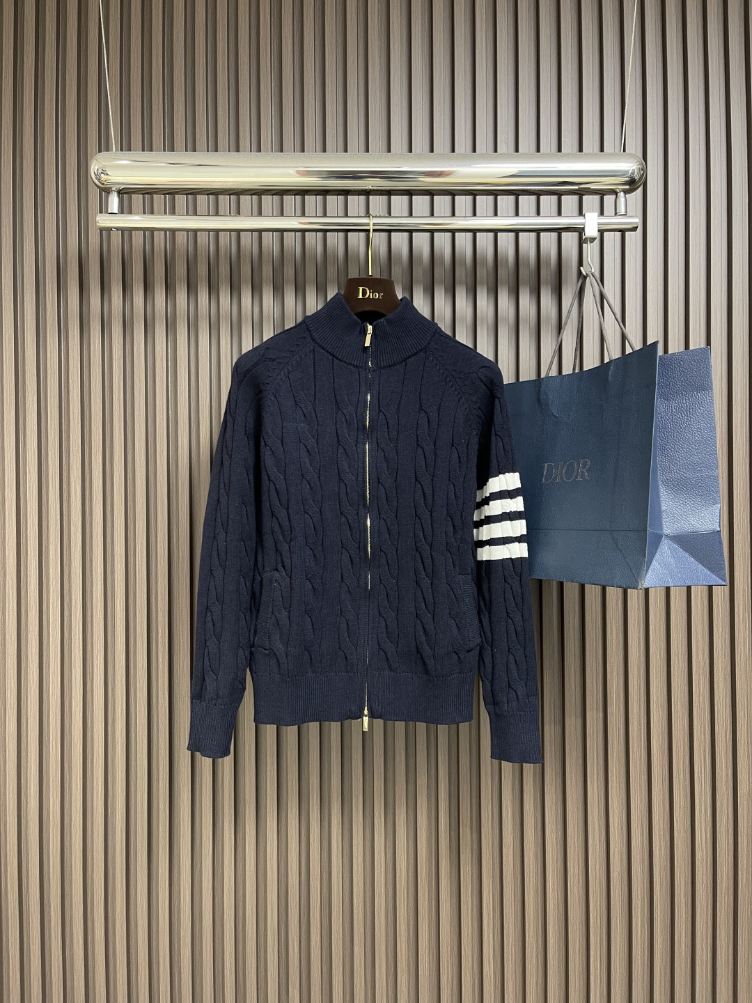 🛒🛒Thom Browne TB新款麻花拉链开衫，采用优质麻花针织面料，精致的编织纹理，袖子经典四条杠设