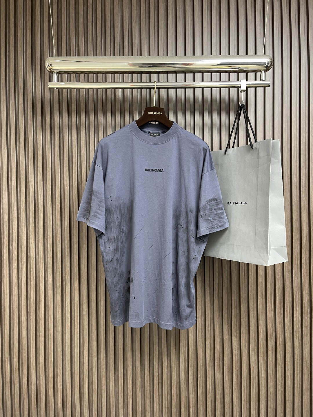 NO:525766,Balenciaga ink-made short-sleeved T-shirt, made of pure cotton fabric, graffiti spray painted and treated with imported machine embroidery. The overall thread is straight and delicate, the fabric is comfortable and soft, and the color is consistent and no color difference. It can be matched with the same style to create a fashionable look, control various occasions, customize auxiliary materials, complete three standards, and the same style for men and women!  Size XS-S-M, balenciaga, T-shirt,tees, t-shirt,alexander wang19860909Balenciaga 油墨做旧刺绣短袖T恤,采用纯棉面料,衣身涂鸦喷漆做旧处理,进口机刺绣.整体走线平直细腻,面料舒适柔软,颜色一致无色差 能与同款搭配营造时尚造型,驾驭各种场合,定制辅料,三标齐全,男女同款！尺码XS-S-M,,balenciaga,T-shirt,tees，t-shirt,alexander wang,Men's clothing