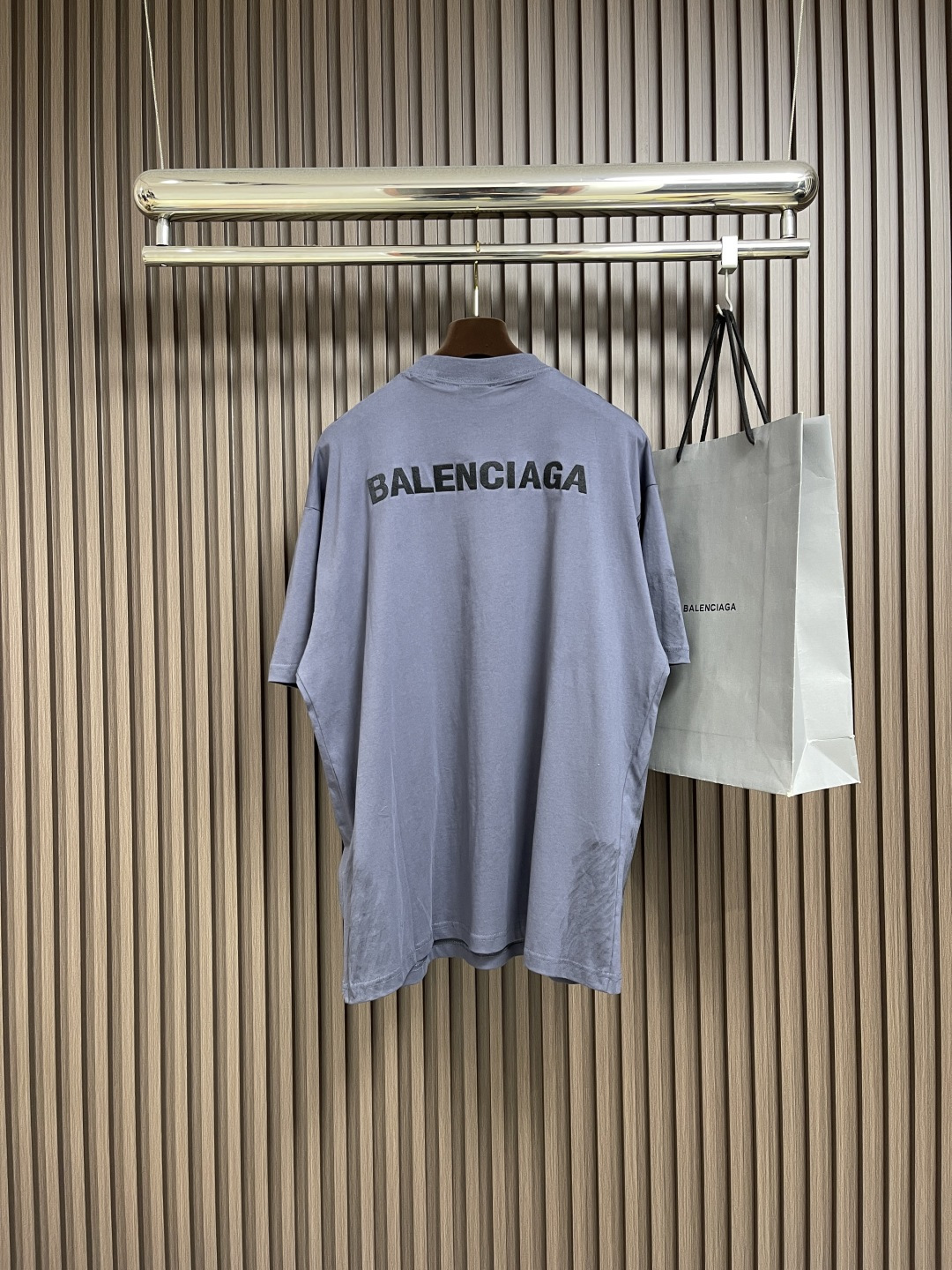🛒🛒Balenciaga 油墨做旧刺绣短袖T恤，采用纯棉面料，衣身涂鸦喷漆做旧处理，进口机刺绣。整体走线