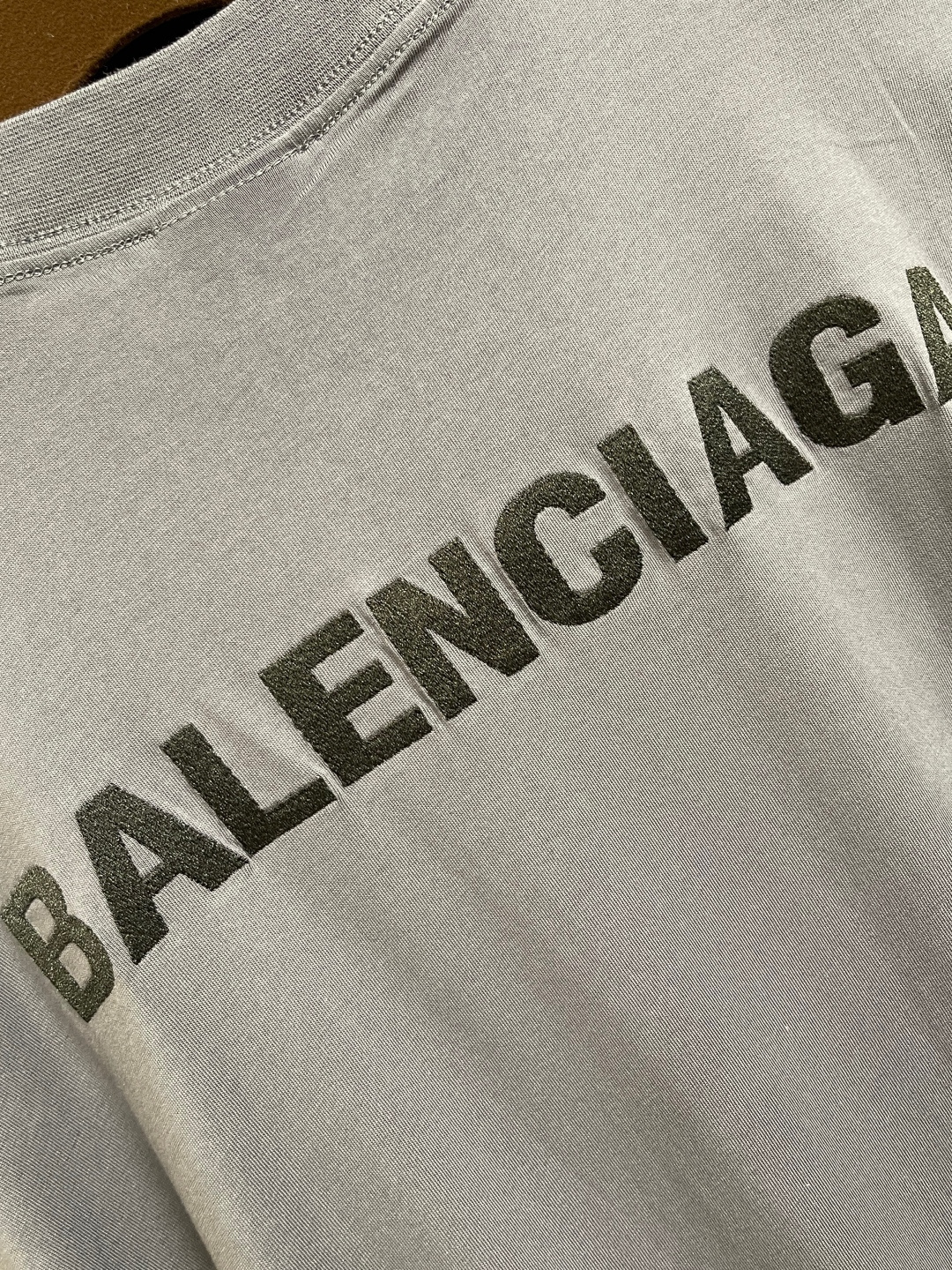 🛒🛒Balenciaga 油墨做旧刺绣短袖T恤，采用纯棉面料，衣身涂鸦喷漆做旧处理，进口机刺绣。整体走线