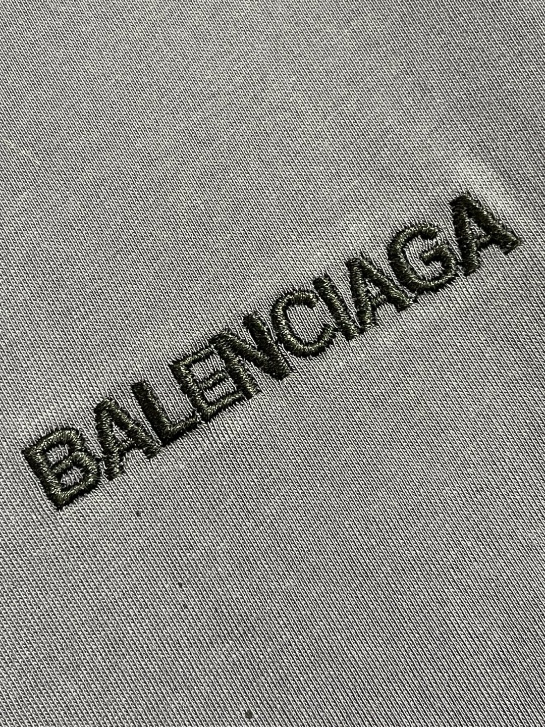 🛒🛒Balenciaga 油墨做旧刺绣短袖T恤，采用纯棉面料，衣身涂鸦喷漆做旧处理，进口机刺绣。整体走线