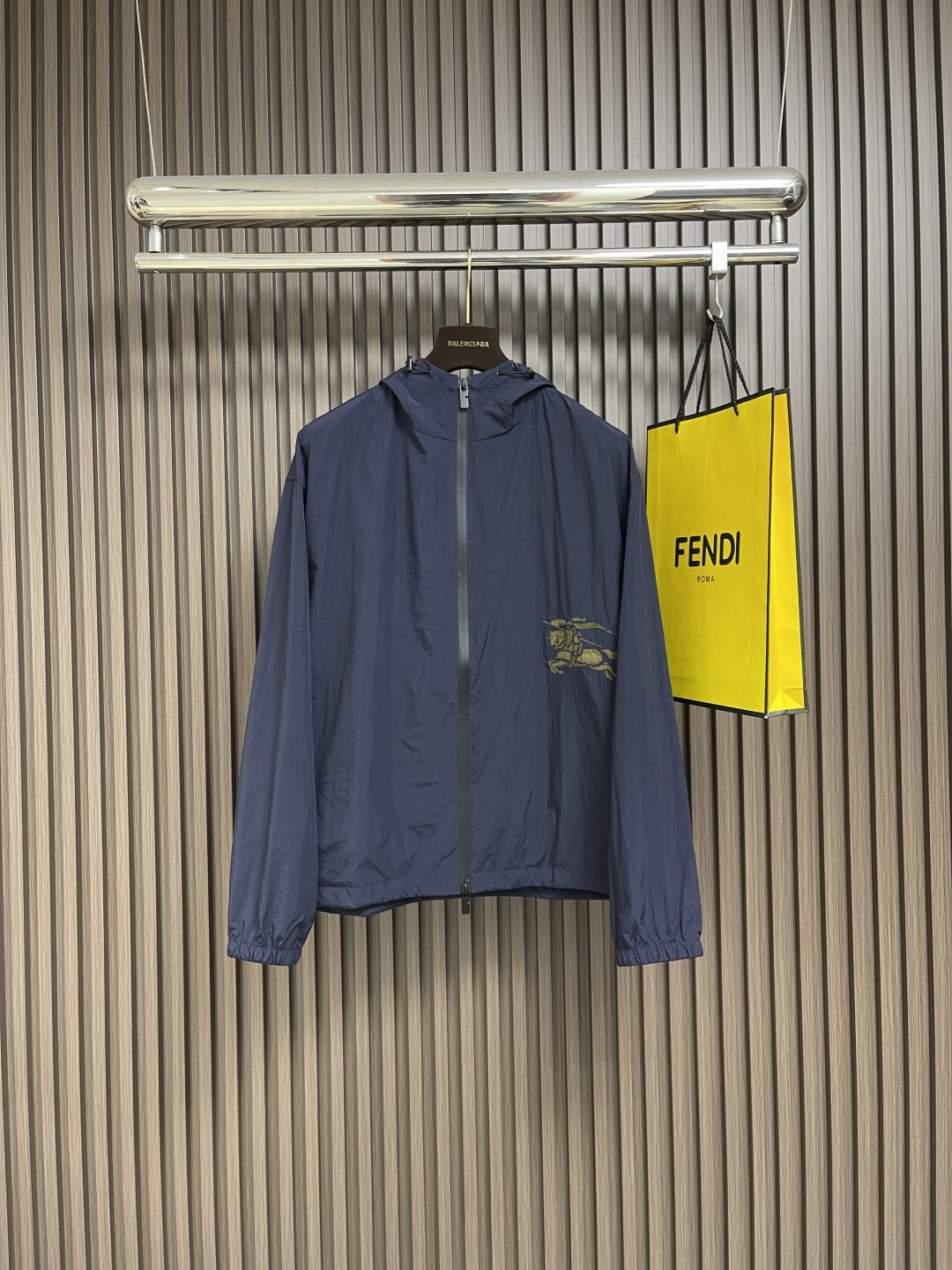 NO:524715,Burberry's war horse patch embroidered hooded sunscreen windbreaker jacket uses custom lightweight plaid fabric. The fabric has a slightly wrinkle-like texture and is full of texture. It is difficult to take a picture of texture!  The real thing is so good!  The original molded zipper, two-color corns, elastic buckles, and details are all the same as the original. The hem’s war horse logo embroidered patch is used to open the mold and then burn the flower to restore the YB effect. It can be matched with the lower parts of the same season to create a fashionable look, customized auxiliary materials, complete three standards, the same style as men and women!  Size S-XL, Burberry, Jackets & coats, Hats, Alexander wang19860909Burberry 战马贴布绣连帽防晒风衣外套,采用定制轻盈细格面料,面料自带微皱感,质感满满,照片很难拍出质感！实物好到爆！原版开模的拉链,双色鸡眼,弹力扣,细节都和原版,下摆战马徽标绣花贴布为开模再烧花还原YB效果,可与同季下装搭配营造时尚造型,定制辅料,三标齐全,男女同款！尺码S-XL,,burberry,jackets & coats,hats,alexander wang,Men's clothing