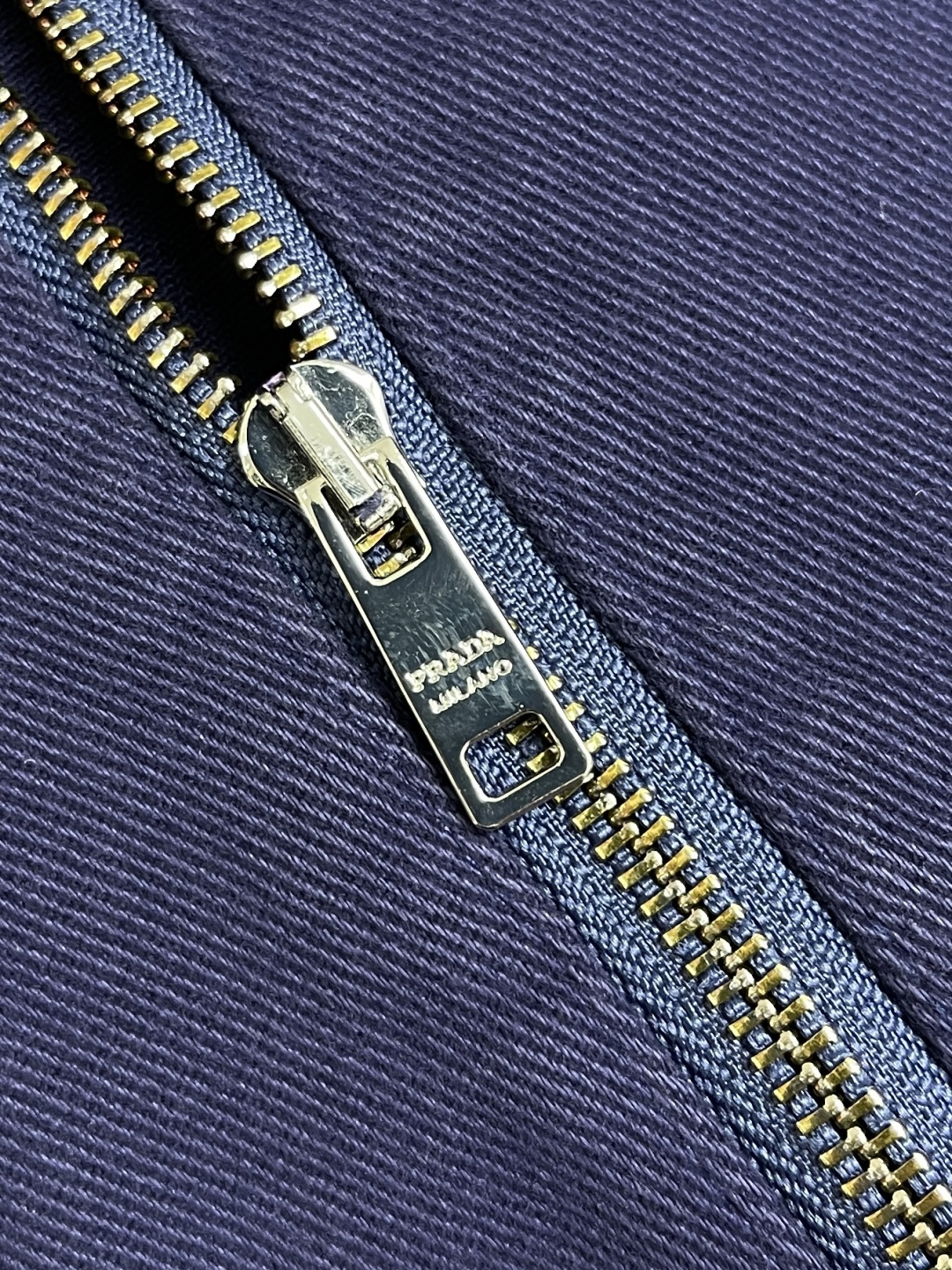 🛒🛒Prada 三角标做旧牛仔夹克，定制纳米品蓝精纺牛仔布 质感上乘柔软坚韧舒适贴肤以品蓝色为底色 高贵