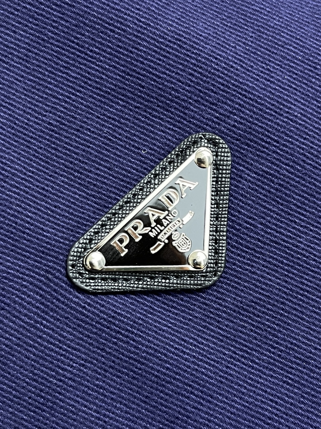 🛒🛒Prada 三角标做旧牛仔夹克，定制纳米品蓝精纺牛仔布 质感上乘柔软坚韧舒适贴肤以品蓝色为底色 高贵