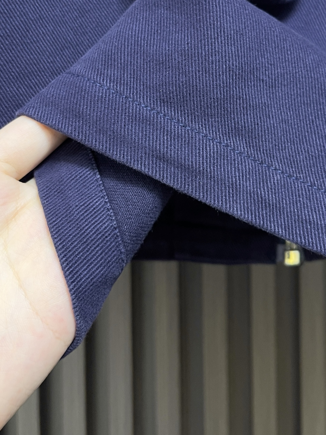 🛒🛒Prada 三角标做旧牛仔夹克，定制纳米品蓝精纺牛仔布 质感上乘柔软坚韧舒适贴肤以品蓝色为底色 高贵