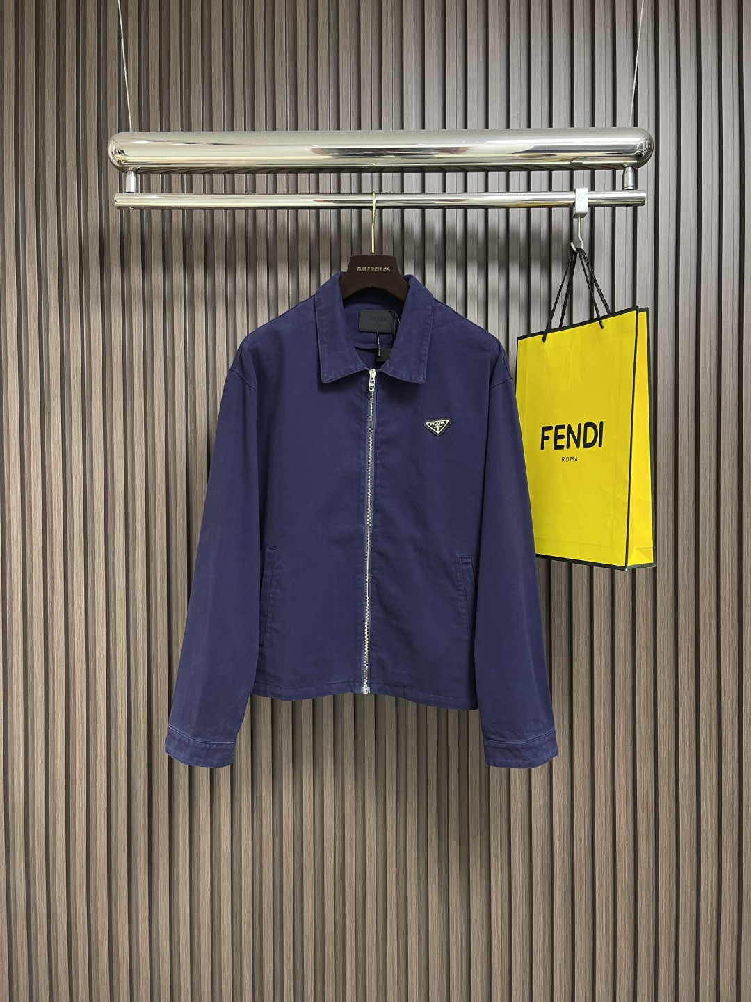 NO:523628,Prada Triangle Mark Old Denim Jacket, Customized Nano-Smurf Smurf Denim, High-quality, Soft and Tough Skin-Fitting Blue as the Base Color, Noble and Elegant Signature Triangle Logo is set on top of the jacket, Low-key but highly recognizable, Old-fashioned and elegant, Encountering the new retro chapter of the jacket, Zipper opening and closing design, injecting a lively atmosphere, resisting glitter with a simplicity, embracing diversity with a versatile attitude, using imported special aircraft infrared positioning 'Prada Triangle Mark' position is more accurate, firm and solid, template machine opens bags, preset templates to guide the position of the bags, shape and size, accuracy ensures the quality of the bag opening effect, wash water retro and old, and washes through special solutions, removes stains and slight fading, fades through strong washing, making the color more uniform, and the workmanship is complex  High loss. Size S-XL, prada, jackets & coats, alexander wang19860909Prada 三角标做旧牛仔夹克,定制纳米品蓝精纺牛仔布 质感上乘柔软坚韧舒适贴肤以品蓝色为底色 高贵而优雅标志性三角形徽标镶嵌在夹克之上 低调却极具辨识度 做旧雅韵 邂逅夹克复古新章,拉链开合设计 注入灵动气息 以简洁之姿抵御浮华 用百搭之态拥抱多元,采用进口专机红外线定位'Prada三角标'位置更为精准 牢固结实,模版机开袋 预设的模板来指导开袋的位置 形状和大小 精确性确保了开袋效果质量,洗水复古做旧 通过特制溶液 去除污渍且轻微的褪色 通过强烈的洗涤方式来褪色 使其颜色更为均匀 做工复杂 损耗高.尺码S-XL,,prada,jackets & coats,alexander wang,Men's clothing