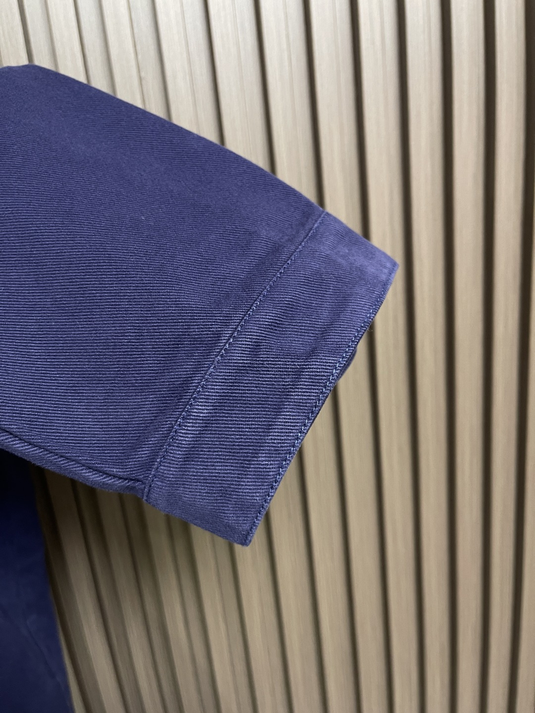 🛒🛒Prada 三角标做旧牛仔夹克，定制纳米品蓝精纺牛仔布 质感上乘柔软坚韧舒适贴肤以品蓝色为底色 高贵