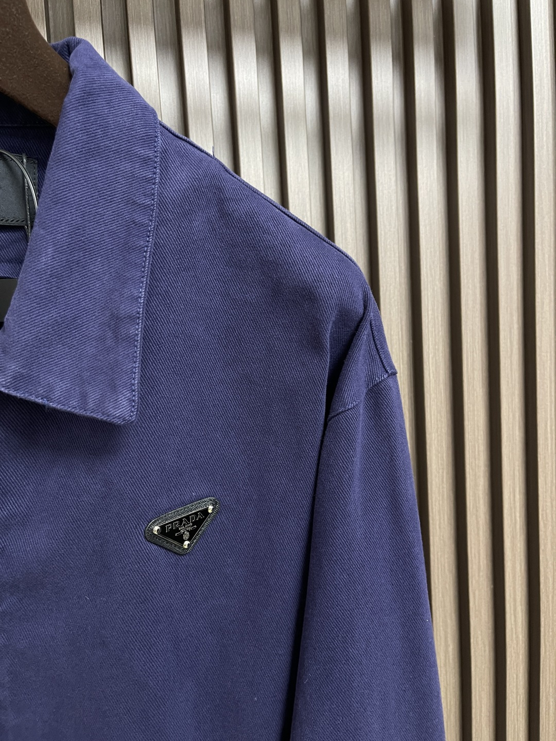 🛒🛒Prada 三角标做旧牛仔夹克，定制纳米品蓝精纺牛仔布 质感上乘柔软坚韧舒适贴肤以品蓝色为底色 高贵