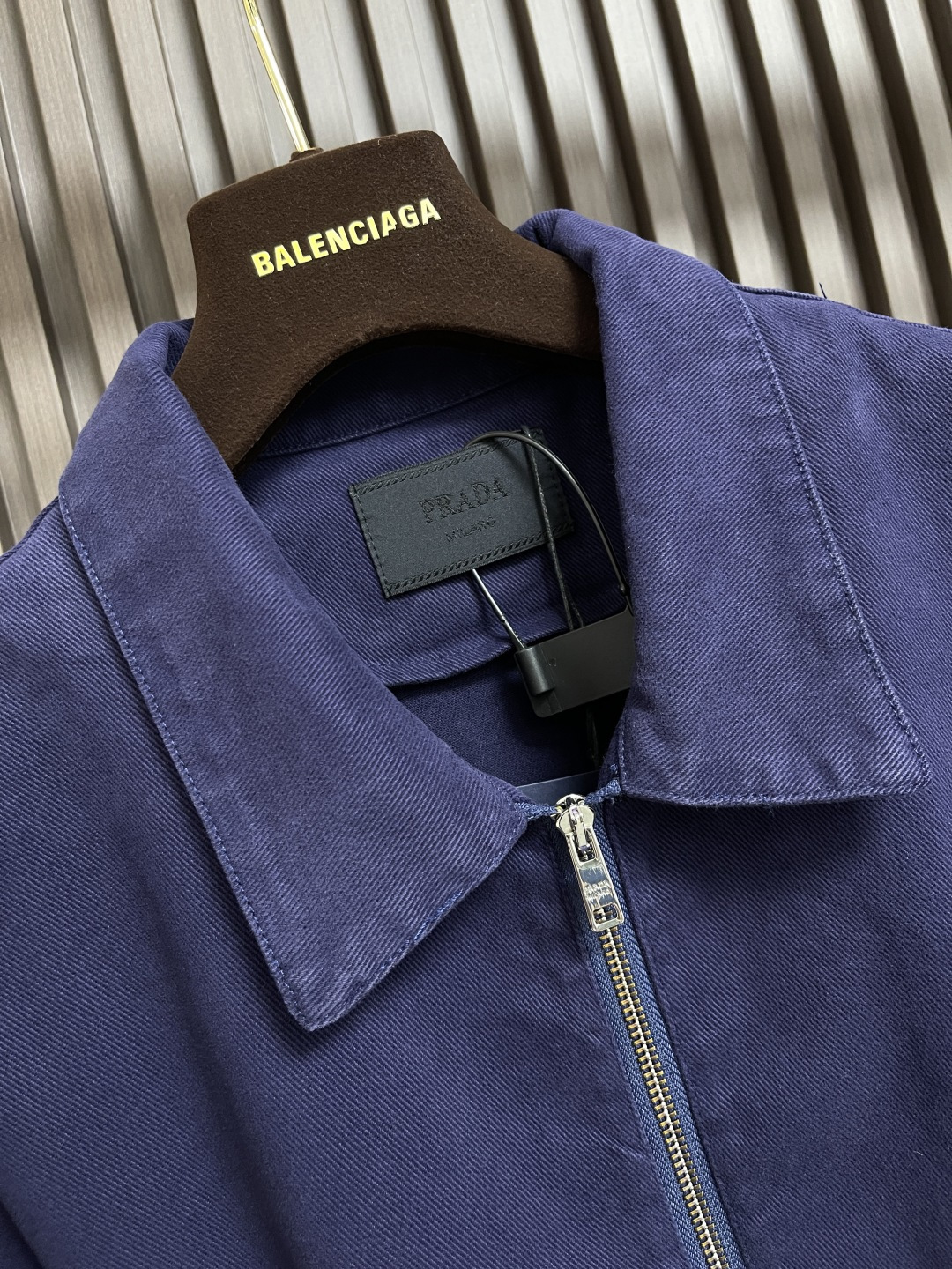 🛒🛒Prada 三角标做旧牛仔夹克，定制纳米品蓝精纺牛仔布 质感上乘柔软坚韧舒适贴肤以品蓝色为底色 高贵