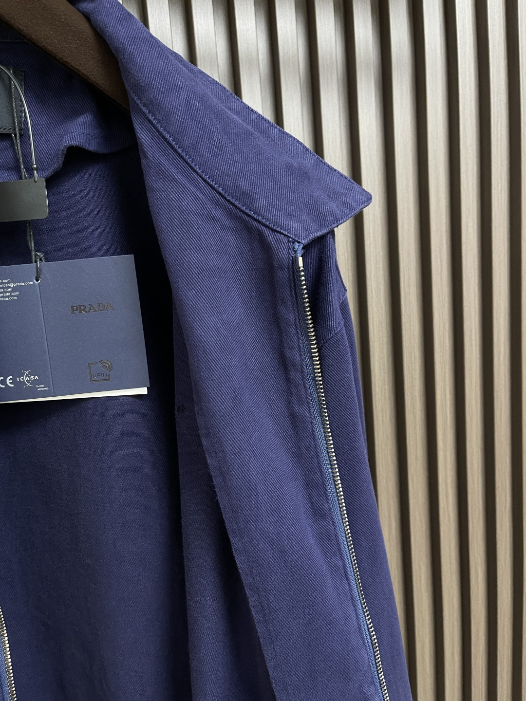 🛒🛒Prada 三角标做旧牛仔夹克，定制纳米品蓝精纺牛仔布 质感上乘柔软坚韧舒适贴肤以品蓝色为底色 高贵