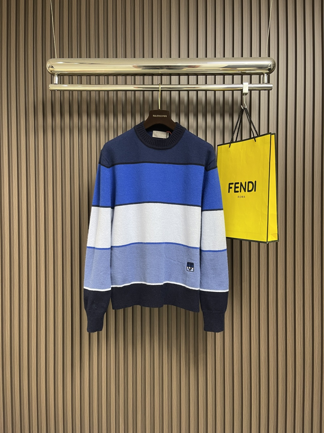 NO:526934,Dior Diamond patch color-blocking sweater, fixed-woven blue rhyme cashmere cotton blend, delicate and soft, crisp texture, comfortable skin, inspired by blue rhyme, exquisite intertwined with multiple blue layers, like the color plate carefully matched by painters, each touch of blue contains unique emotions and charm. Dior Diamond patch is inlaid on the sweater, with simple and tense lines outlines the classic logo of the Dior brand. Every strand of fiber contains luxury and nobility. An unparalleled visual prosperity. Unlocks a new trend of fashion, organized by imported German machines. Precisely control the arrangement and intertwining of yarns. Carefully intertwined on the loom to form a color-blocking silhouette, using imported machines embroidery technology. Use advanced computer control systems and precise mechanical components to achieve Dior patch embroidery operations. High precision  The lines are smooth and delicate, and the process of deodorizing washing water plus soft deodorization is deeply cleaned and deodorized by professional washing equipment and specific detergents to improve the feel and appearance of the clothes. Size S-XL, dior, sweaters, alexander wang19860909Dior Diamond补丁拼色毛衣,定织蓝韵山羊绒棉混纺料 细腻柔软 质感挺括 舒适贴肤 以蓝韵为灵感源泉 多种蓝色层次精妙交织 如同画家精心调配的色板 每一抹蓝都蕴含着独特的情感与韵味 Dior Diamond补丁镶嵌在毛衣之上 以简洁而富有张力的线条 勾勒出Dior品牌的经典标识 每一缕纤维都蕴藏着奢华与高贵 一场无与伦比的视觉盛 解锁时尚新境,德国进口机提花组织而成 精确地控制纱线的排列和交织方式 在织机上精心交织 形成拼色廓形,采用进口机刺绣工艺 使用先进的计算机控制系统和精密的机械部件 实现Dior 补丁刺绣作业 精度高 线条流畅而细腻,成衣洗水加软去味工艺 通过专业的洗涤设备和特定的洗涤剂 对衣物进行深度清洁和去味处理 改善衣物的手感和外观.尺码S-XL,,dior,sweaters,alexander wang,Men's clothing