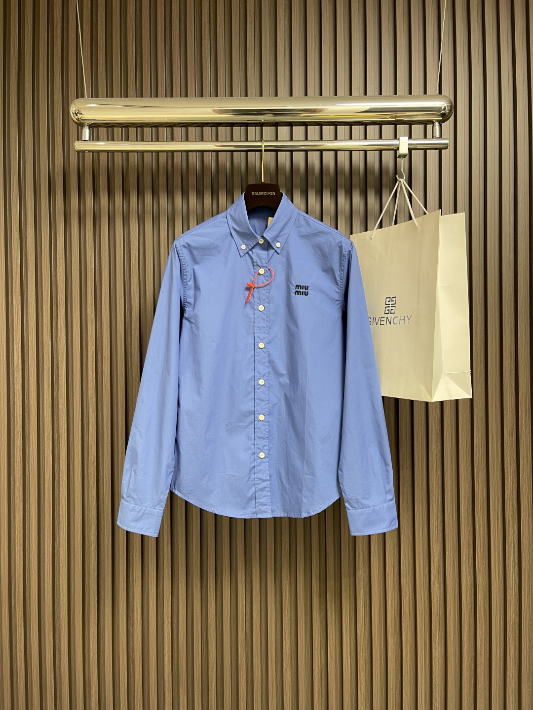 NO:528002,MiuMiu logo embroidered shirt, customized tile cotton interwoven yarn shirt material, smooth and delicate, comfortable skin-fitting, a touch of indigo smudged on the shirt, noble and elegant and exquisite MiuMiu logo embroidery dances on the left chest, adding brand recognition The design of the button collar is exquisite and elegant, smooth and natural, and the layout of the button details behind the clever layout adds the sense of design in a subtle and elegant way, perfect fusion of art and trend Size S-XL 40-42-44-46,,miumiu,shirts,alexander wang19860909MiuMiu 徽标刺绣衬衫,定制天丝棉交织纱衬衫料 柔滑细腻 舒适贴肤 一抹靛蓝晕染在衬衫之上 高贵而优雅精致MiuMiu徽标刺绣在左胸处翩翩起舞 增添品牌辨识度 系扣领的设计精致而优雅线条流畅自然 背后巧思布局纽扣细节 以一种含蓄而优雅的方式增添了设计感 诠释艺术与潮流的完美融合 尺码S-XL 40-42-44-46,,miumiu,shirts,alexander wang,Men's clothing