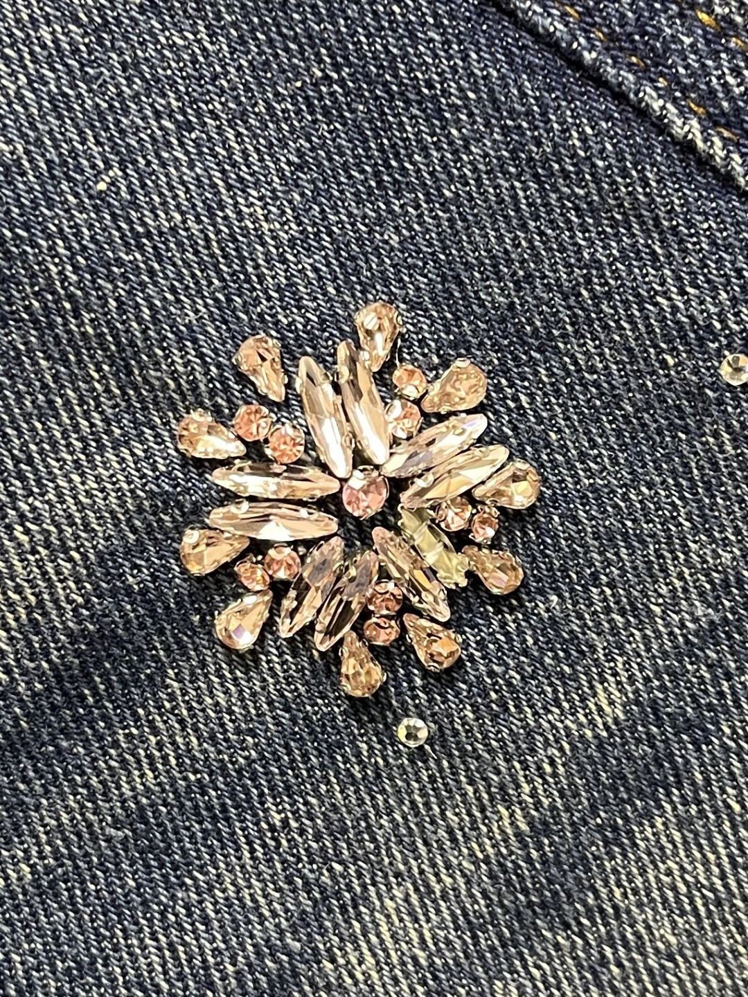 🛒🛒LV 2025FW 手工樱花水钻刺绣牛仔短裤，由意大利进口高密度器械编织，纹路清晰，定制丹宁粗斜纹布