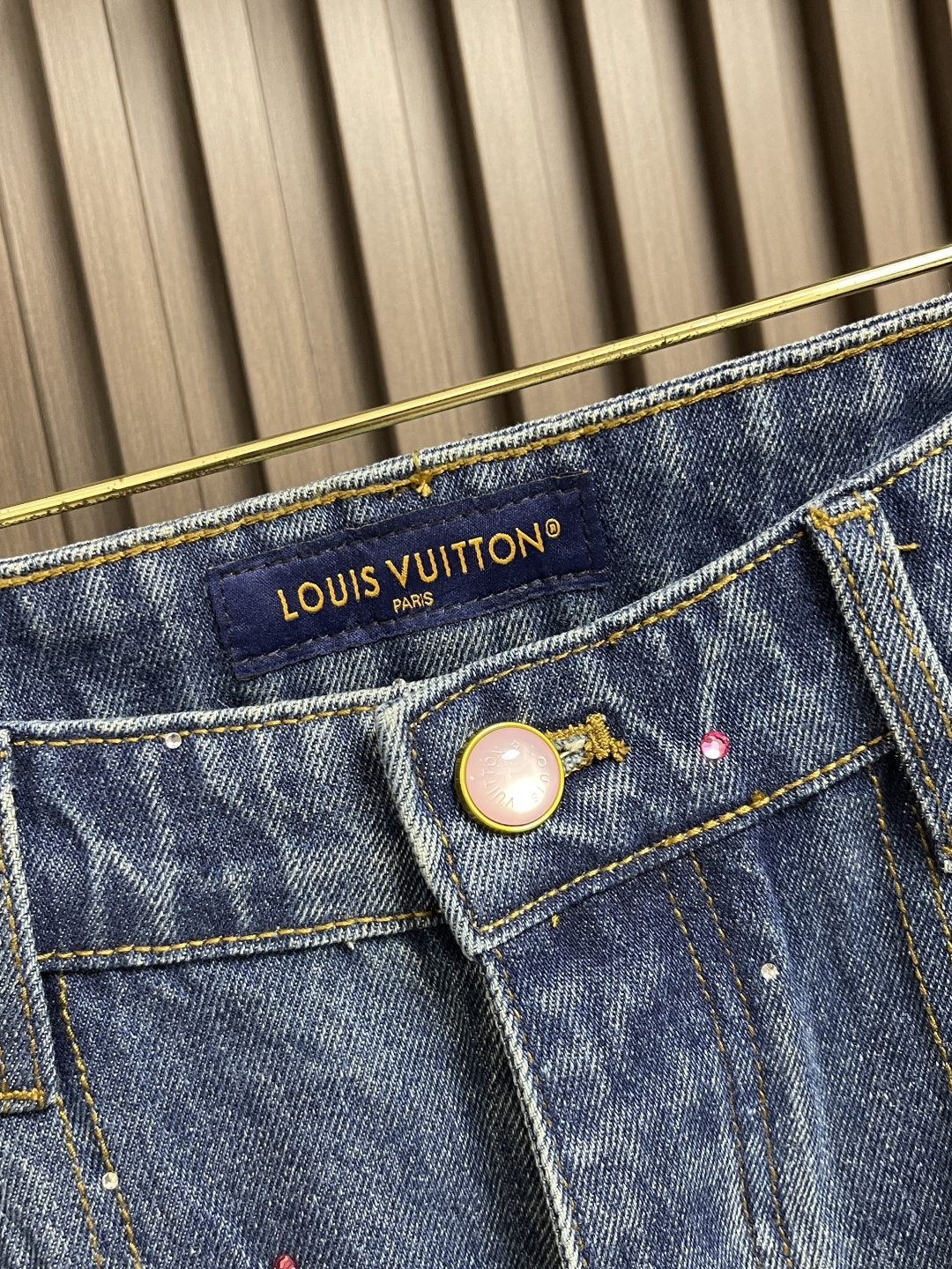 🛒🛒LV 2025FW 手工樱花水钻刺绣牛仔短裤，由意大利进口高密度器械编织，纹路清晰，定制丹宁粗斜纹布