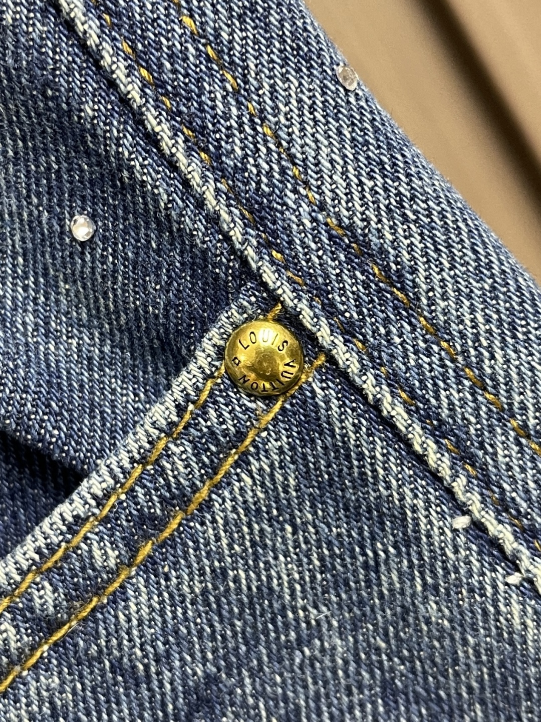 🛒🛒LV 2025FW 手工樱花水钻刺绣牛仔短裤，由意大利进口高密度器械编织，纹路清晰，定制丹宁粗斜纹布