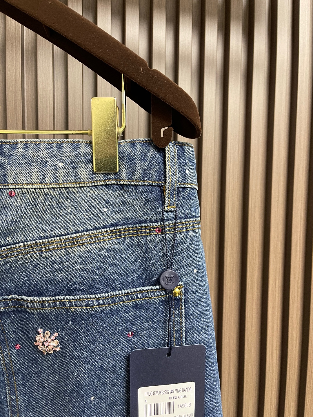 🛒🛒LV 2025FW 手工樱花水钻刺绣牛仔短裤，由意大利进口高密度器械编织，纹路清晰，定制丹宁粗斜纹布