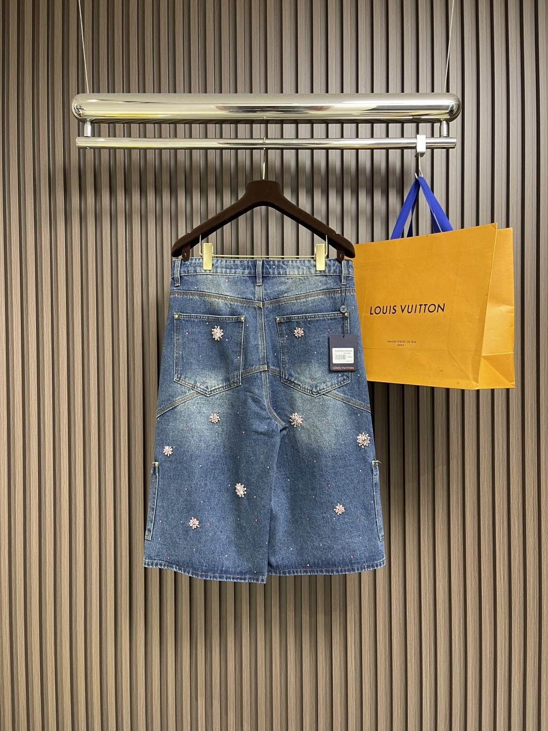 🛒🛒LV 2025FW 手工樱花水钻刺绣牛仔短裤，由意大利进口高密度器械编织，纹路清晰，定制丹宁粗斜纹布