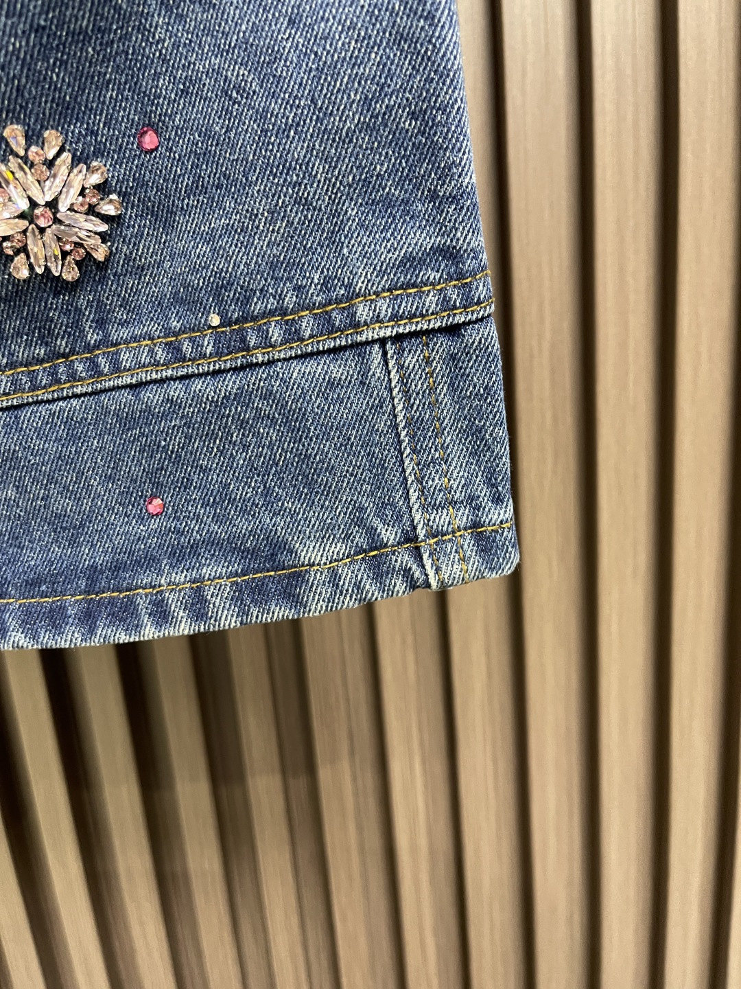 🛒🛒LV 2025FW 手工樱花水钻刺绣牛仔短裤，由意大利进口高密度器械编织，纹路清晰，定制丹宁粗斜纹布