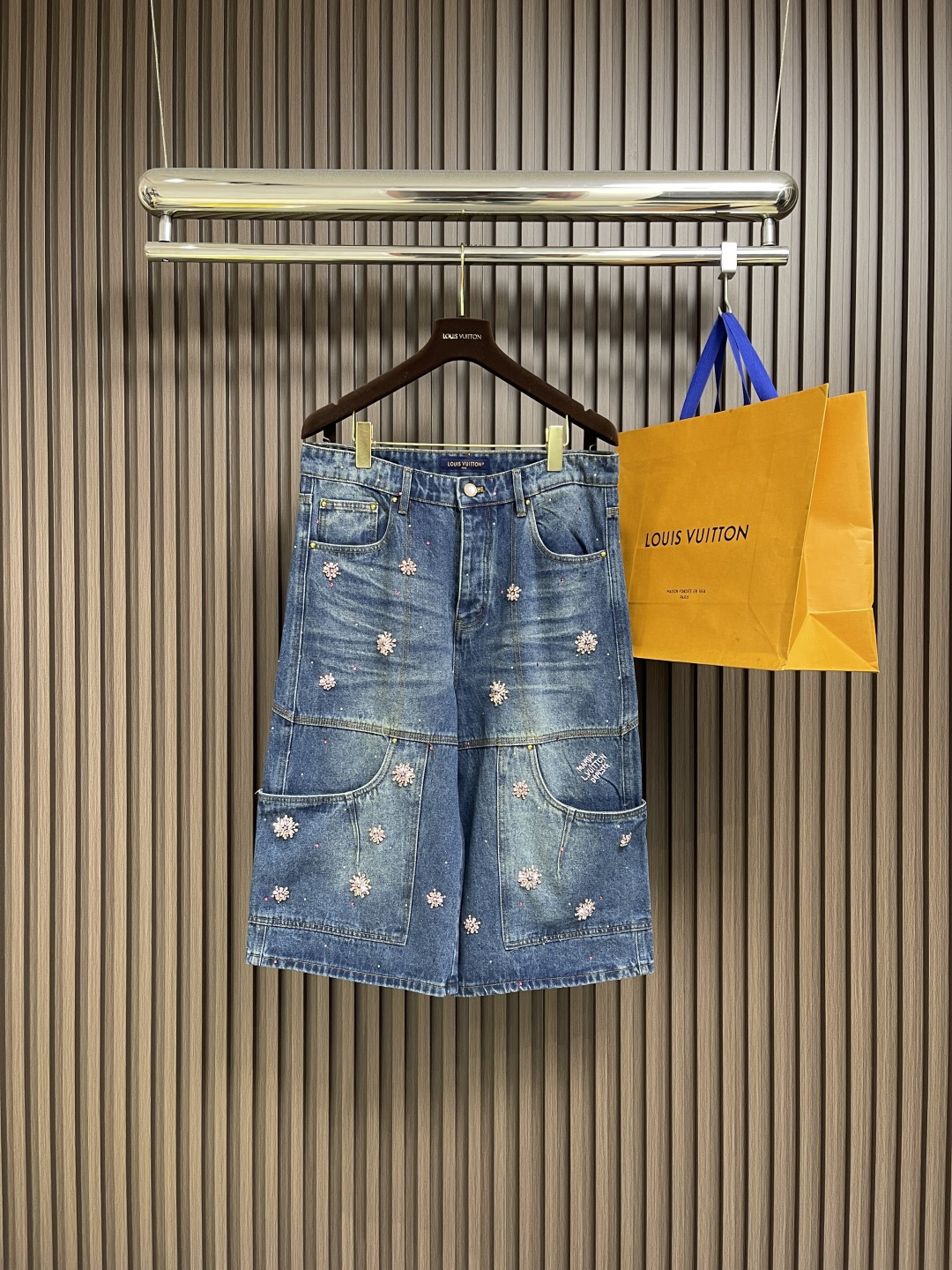 NO:525755,LV FW Handmade cherry blossom rhinestone embroidered denim shorts, woven from high-density equipment imported from Italy, with clear texture, customized denim fabric structure, retro and aging washing process to restore the old texture. The high-waisted square section continues the hanging gear design of the cow, with a strong drape and a full styling. The special process of heavy washing in part has a full visual sense and the details are very well processed. The washing and aging process and burrs are used to complement each other with the Saddle leather patches in the back pocket, and the buttons and rivets add a Dandy style. The molded pink crystal flat nails and buttons, and the later laser engraving, each one is unique and expensive. There are handmade cherry blossom rhinestone embroidery on both sides, both of which are purely hand-sewn, and the replenishment is slow. Size 46-48-50-52,,louis  vuitton, shorts,alexander wang19860909LV FW 手工樱花水钻刺绣牛仔短裤,由意大利进口高密度器械编织,纹路清晰,定制丹宁粗斜纹布结构的面料,复古做旧的洗水工艺,还原陈旧质感.高腰版型档部延续了垮牛的吊档设计,垂坠感强,造型感十足.局部重水洗的特殊工艺处理,视觉感十足,细节处理十分到位.采用水洗做旧工艺和毛边元素,与后袋的Saddle皮革贴饰相互映衬,纽扣和铆钉再添丹迪风尚.开模粉色水晶平面钉与纽扣,后期激光刻字,每颗都独一无二,造价高昂.正反两面均有手工樱花水钻刺绣,均采用纯手工缝制,时间长补货慢.尺码46-48-50-52,,louis vuitton,shorts,alexander wang,Men's clothing