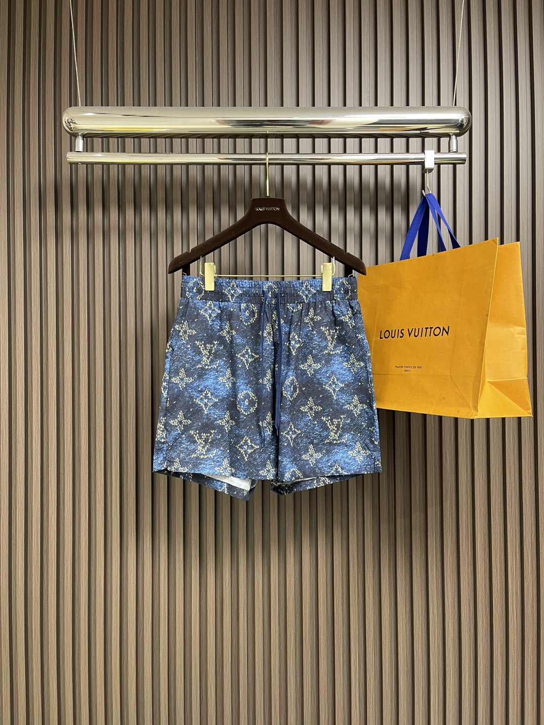 NO:526960,The whole set of LV 2025SS summer new short-sleeved shirt shorts suit, this short-sleeved cotton poplin shirt adorns the collection's graphic Monogram Regatta print. Amid the rippling dark blue background, the miniature sailboats gather together to form a comprehensive Monogram pattern. This piece brings a graphic twist to the casual outfit. Size 46-52, louis vuitton, shorts, shirts, T-shirt, alexander wang19860909整套 不拆卖 LV 2025SS夏季新款短袖衬衫短裤套装,这款短袖棉质府绸衬衫装饰着该系列的图形Monogram Regatta印花. 在涟漪的深蓝色背景下,微型帆船聚集在一起,形成了一个全面的Monogram图案. 这件作品为休闲装带来了图形的转折.尺码46-52,,louis vuitton,shorts,shirts,T-shirt,alexander wang,Men's clothing