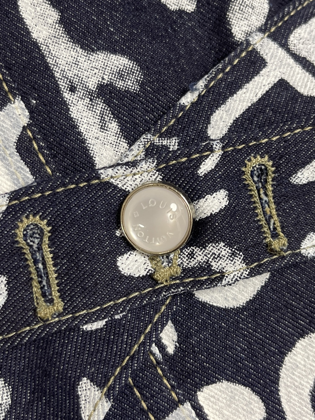 🛒🛒LV X Nigo 联名款 FW25 V领涂鸦牛仔外套，秋冬秀款高订面料采用430克牛仔布料，洗水后