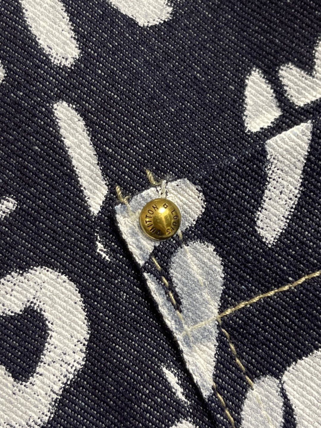 🛒🛒LV X Nigo 联名款 FW25 V领涂鸦牛仔外套，秋冬秀款高订面料采用430克牛仔布料，洗水后