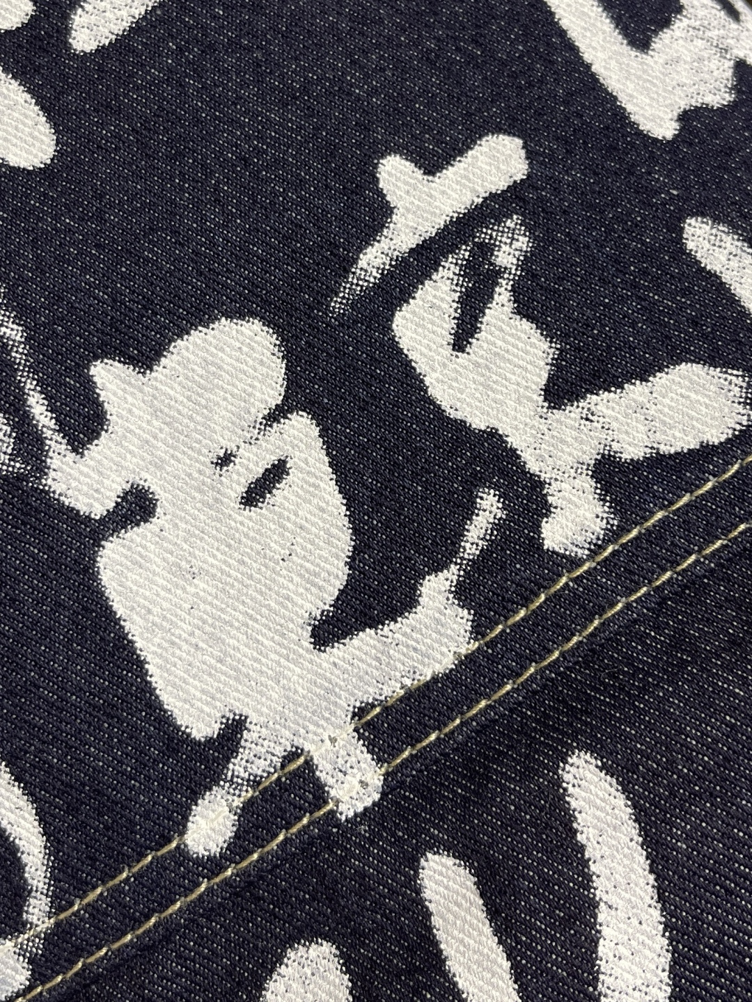 🛒🛒LV X Nigo 联名款 FW25 V领涂鸦牛仔外套，秋冬秀款高订面料采用430克牛仔布料，洗水后