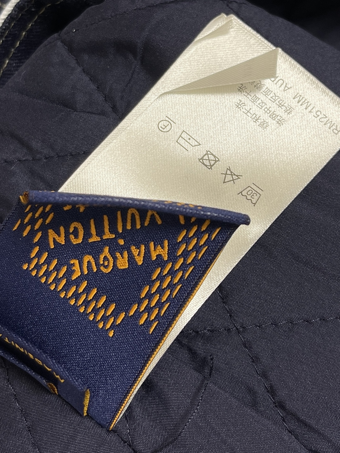 🛒🛒LV X Nigo 联名款 FW25 V领涂鸦牛仔外套，秋冬秀款高订面料采用430克牛仔布料，洗水后