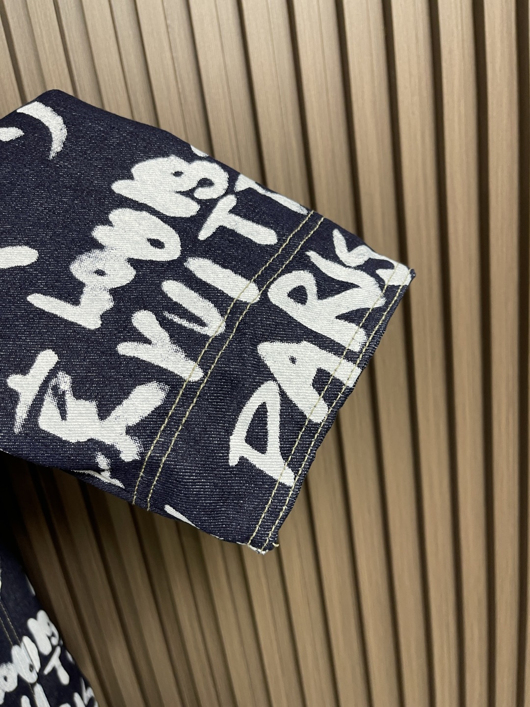 🛒🛒LV X Nigo 联名款 FW25 V领涂鸦牛仔外套，秋冬秀款高订面料采用430克牛仔布料，洗水后