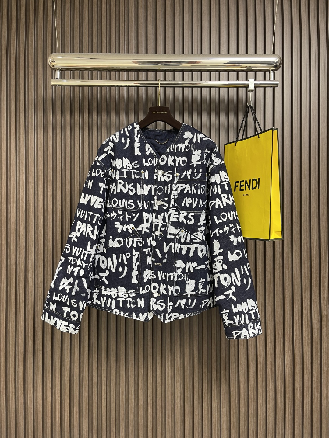 NO:526931,LV X Nigo co-branded FW25 V-neck graffiti denim jacket, autumn and winter high-order fabric is made of gram denim fabric, which feels breathable and comfortable after washing. YB customized pearl buckle, each graffiti is extremely difficult to match, details are comparable to the original version, cotton to protect the cold, the whole set of low-key and luxurious designs, the catwalk style must belong to your fashionable and versatile item, the same style of denim for men and women!  Size 46-52, louis vuitton,jackets & coats,alexander wang19860909LV X Nigo 联名款 FW25 V领涂鸦牛仔外套,秋冬秀款高订面料采用克牛仔布料,洗水后手感透气舒适,YB订制珍珠扣,每一处涂鸦对位对线难度极高,细节媲美原版,夹棉御寒,整套低调奢华的设计,走秀款必定属于你的时尚百搭单品,男女同款牛仔！尺码46-52,,louis vuitton,jackets & coats,alexander wang,Men's clothing