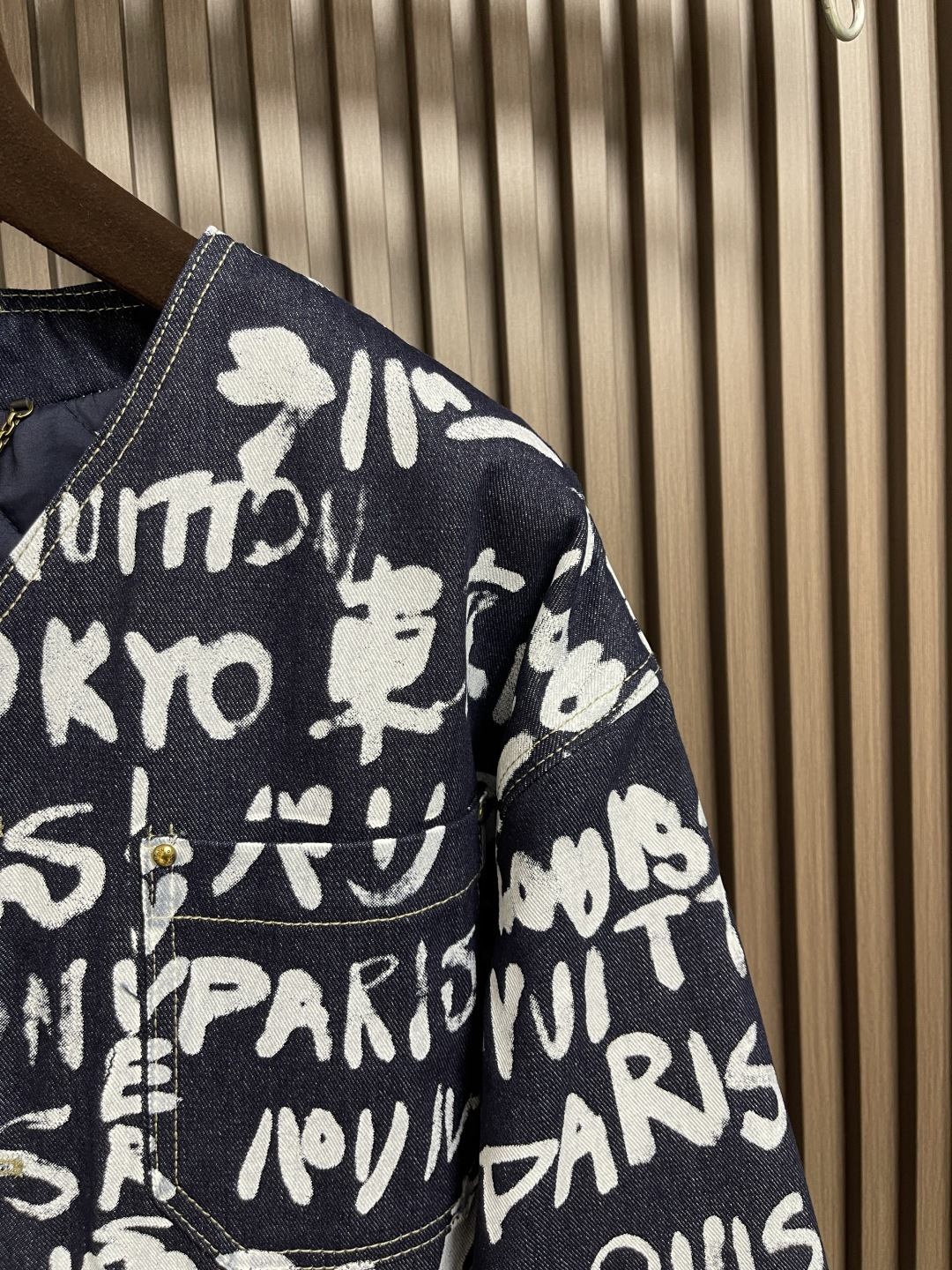 🛒🛒LV X Nigo 联名款 FW25 V领涂鸦牛仔外套，秋冬秀款高订面料采用430克牛仔布料，洗水后