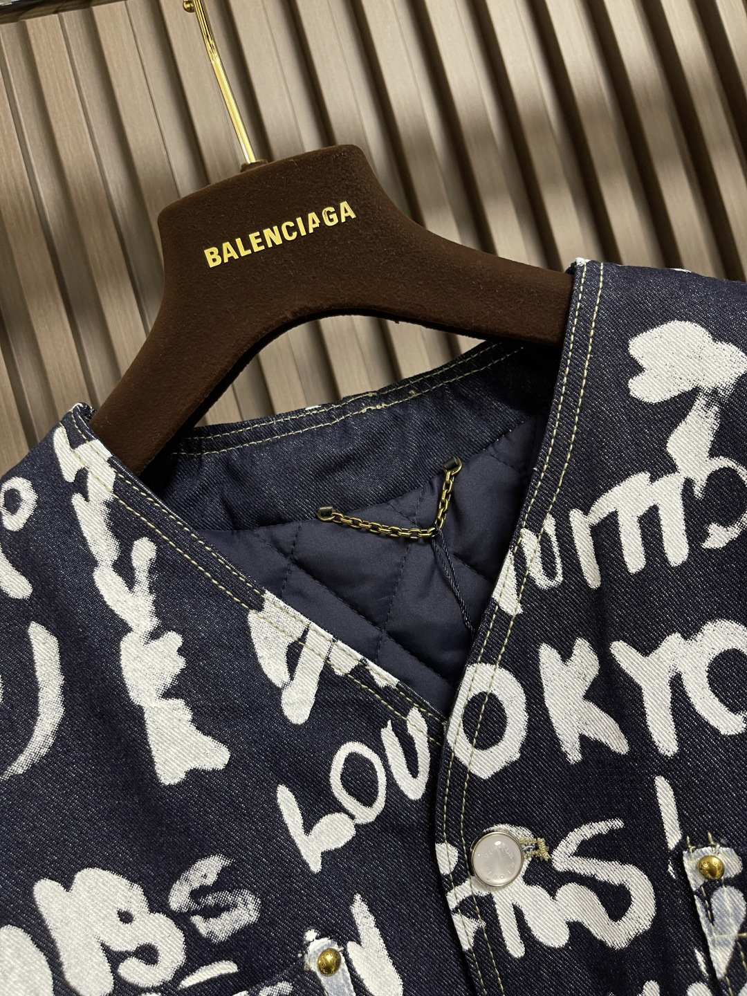 🛒🛒LV X Nigo 联名款 FW25 V领涂鸦牛仔外套，秋冬秀款高订面料采用430克牛仔布料，洗水后