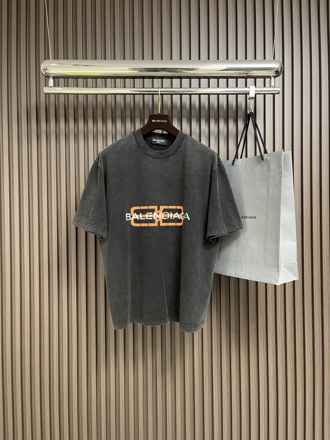 NO:526911,balenciaga 2025SS early autumn new lock printing wash water made of old short-sleeved T-shirt, gram weight 260 grams of cotton, environmentally friendly imported glue printing, comfortable and versatile upper body. Size M-XXL, balenciaga, T-shirt,tees, t-shirt,alexander wang19860909balenciaga 2025SS早秋新款锁扣印花洗水做旧短袖T恤,克重260克全棉,环保进口胶浆印花,上身舒适百搭.尺码M-XXL,,balenciaga,T-shirt,tees，t-shirt,alexander wang,Men's clothing