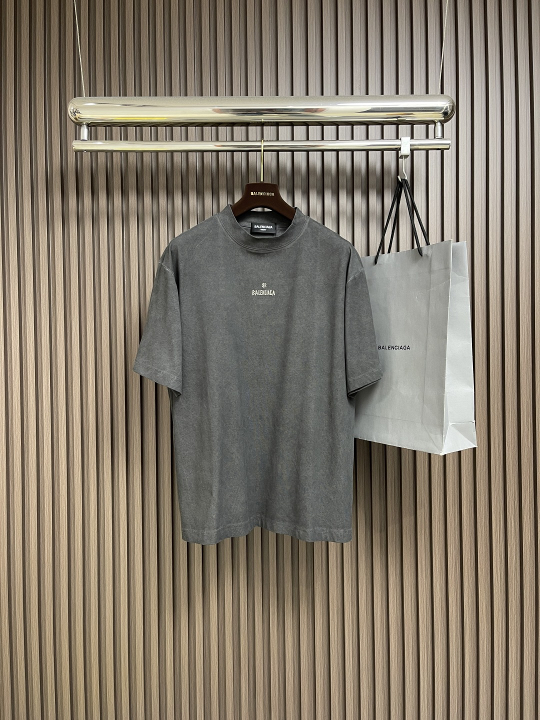 NO:526913,Balenciaga letter logo logo short-sleeved T-shirt, fixed knitted and dyed pure cotton combed cotton fabric, soft and comfortable to touch, the cuffs and hem are blessed with double-line needle method, straight line, brand logo, delicate printing, high-density stitching on the neckline and shoulders are double-needle locked and the skeleton position, the overall line is straight and delicate, the fabric is comfortable and soft, the color is consistent and there is no color difference, it can be matched with the same style to create a fashionable look, control various occasions, customized auxiliary materials, complete three standards, the same style for men and women!  Size M-XXL, balenciaga, T-shirt,tees, t-shirt,alexander wang19860909Balenciaga 字母logo标识短袖T恤,定织定染纯棉精梳棉面料 手感柔软舒适 袖口以及下摆采用双线的针法加持 走线平直 品牌logo 印花细腻 领口肩部高密度缝线采用双针锁连包骨位,整体走线平直细腻,面料舒适柔软,颜色一致无色差 能与同款搭配营造时尚造型,驾驭各种场合,定制辅料,三标齐全,男女同款！尺码M-XXL,,balenciaga,T-shirt,tees，t-shirt,alexander wang,Men's clothing