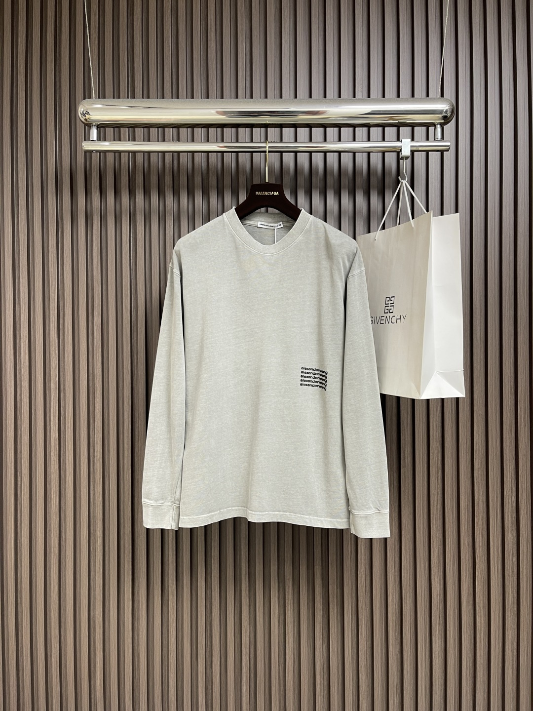 NO:528000,Alexander Wang 2025ss early autumn new round neck bottoming long-sleeved T-shirt classic slogan foaming process, fabric custom dyeing, heavy industry fried color and washing and old, soft and comfortable, non-pilling and undeformed, loose style, exquisite and durable, versatile, perfect details. Size S-XL S S shoulder width 48cm bust 114cm length 67cm size shoulder width 49.5cm bust 118cm length 69cm size L shoulder width 50.5cm bust 122cm length 71cm XL S shoulder width 52cm bust 126cm length 73cm, tees, t-shirt, alexander wang19860909Alexander Wang 2025ss早秋新款圆领打底长袖T恤 经典标语发泡工艺 面料定制定染重工炒色水洗做旧 手感柔软舒适 不起球不变形 宽松版型 精致耐看百搭款 完美细节.尺码S-XL S码肩宽48cm 胸围114cm 衣长67cm M码肩宽49.5cm 胸围118cm 衣长69cm L码肩宽50.5cm 胸围122cm 衣长71cm XL码肩宽52cm 胸围126cm 衣长73cm,,tees，t-shirt,alexander wang,Men's clothing