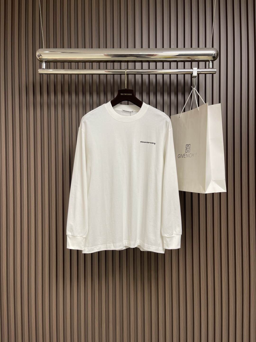 NO:528006,Alexander wang Alexander wang logo long-sleeved T-shirt is made of 230 grams of washed cotton fabric. It has excellent texture and is super comfortable and soft, skin-friendly and not irritating. The threads on the neckline and cuffs can make loose clothes hang on the body very stylishly. The classic small letters are printed on the chest and the solid color form a bright contrasting color between black and white. The finishing touch is small but it has a clear recognition. It is a versatile item. It can be matched with multiple types of clothing to create a fashionable look. Customized auxiliary materials are complete, and the same as men and women!  Size S-XXL Size bust 106cm Length 69cm Shoulder width 48cm M Size bust 110cm Length 71cm Shoulder width 50cm L Size bust 114cm Length 73cm Shoulder width 52cm XL Size bust 118cm Length 75cm Shoulder width 54cm XXL Size bust 122cm Length 77cm Shoulder width 56cm,,alexander wang,tees,t-shirt,alexander wang19860909Alexander wang 亚力山大王徽标长袖T恤,采用230克水洗棉质面料匠心制作,质感卓越上身超级舒服柔软,亲肤不刺激,领口和袖口的螺纹可以让宽松的衣服很有型的挂在身上,经典的小字母印在胸口和纯色的大身形成了黑白鲜明的撞色,点睛之笔虽小却拥有妥妥的辨识度,属于百搭单品,能与多类型服饰搭配营造时尚造型,定制辅料,三标齐全,男女同款！尺码S-XXL S码胸围106cm 衣长69cm 肩宽48cm M码胸围110cm 衣长71cm 肩宽50cm L码胸围114cm 衣长73cm 肩宽52cm XL码胸围118cm 衣长75cm 肩宽54cm XXL码胸围122cm 衣长77cm 肩宽56cm,,alexander wang,tees，t-shirt,alexander wang,Men's clothing