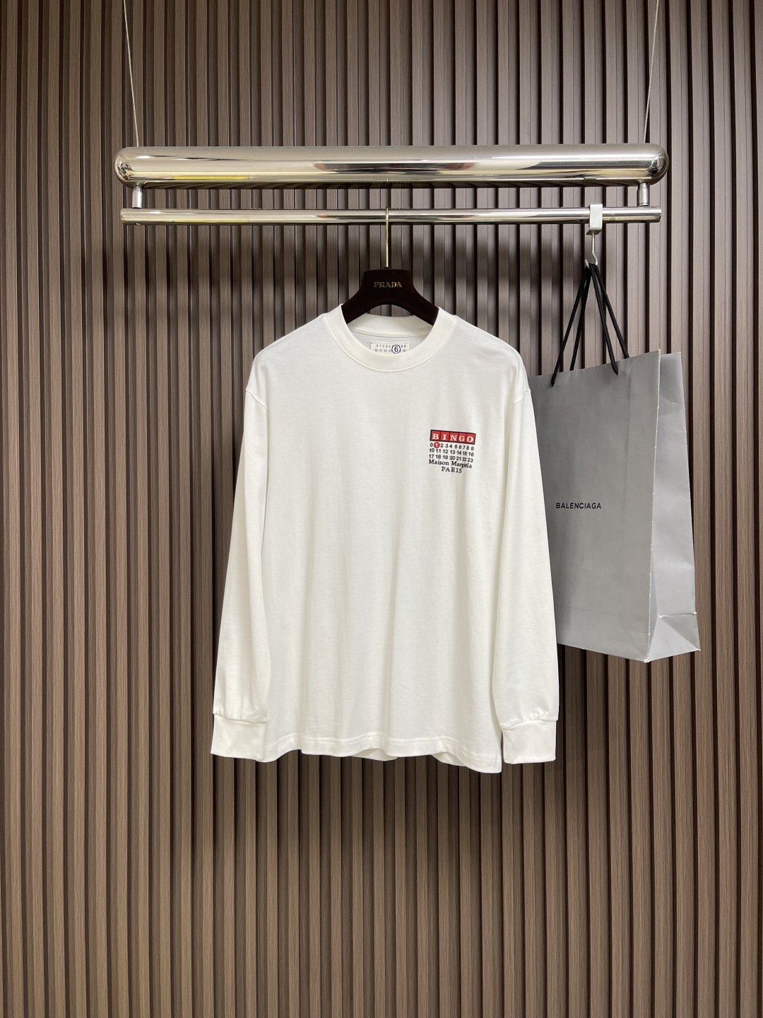 NO:522680,Martin Margiela MM6 long-sleeved T-shirt, selected 270g double yarn tightly spun plain fabric, perfect knot of texture and comfort, breathability and comfort, wear resistance and texture coexist. Every time you wear it, it is a gentle care for the skin. Size S-XXL S bust 106cm L long 69cm Shoulder width 48cm M bust 110cm L long 71cm Shoulder width 50cm L size bust 114cm L long 73cm Shoulder width 52cm XL bust 118cm L long 75cm Shoulder width 54cm XXL bust 122cm L long 77cm Shoulder width 56cm,,masion margiela,masion margiela,tees,t-shirt,alexander  wang19860909Martin Margiela MM6 马吉拉长袖T恤,精选270g双纱紧密纺平纹面料,质感与舒适度的完美结,透气性与舒适度兼备,耐磨性与质感并存.每一次穿着,都是对肌肤的温柔呵护.尺码S-XXL S码胸围106cm 衣长69cm 肩宽48cm M码胸围110cm 衣长71cm 肩宽50cm L码胸围114cm 衣长73cm 肩宽52cm XL码胸围118cm 衣长75cm 肩宽54cm XXL码胸围122cm 衣长77cm 肩宽56cm,,masion margiela,masion margiela,tees，t-shirt,alexander wang,Men's clothing