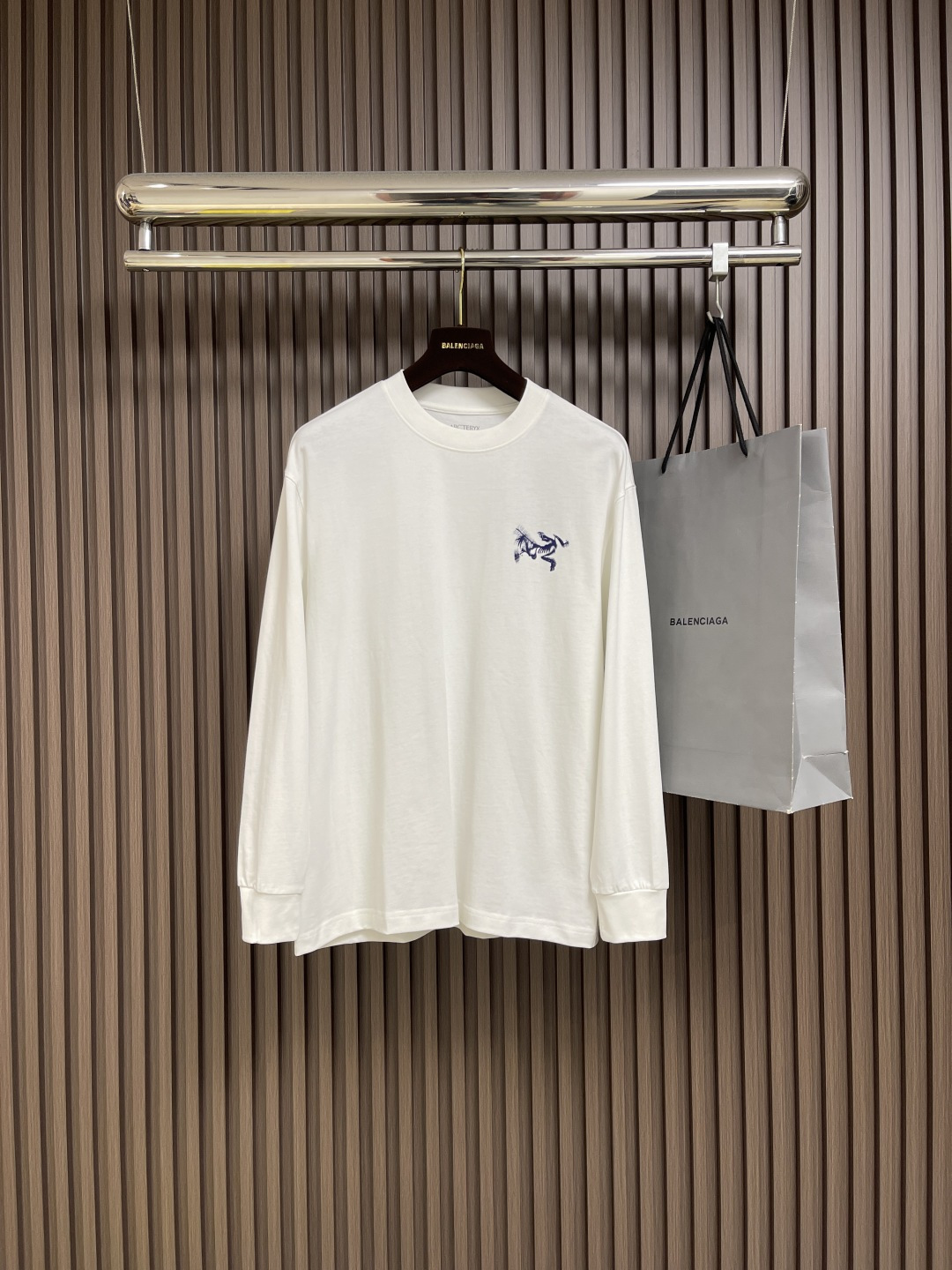 NO:522682,ARCTERYC 2025FW early autumn new long-sleeved T-shirt, an indispensable base long-sleeved shirt. This is the one you lack in your wardrobe. It is really comfortable to wear, and it is super comfortable to wear!  !  It can be worn inside everything, with 280 grams of pure cotton in the fabric, and customized auxiliary materials to restore!  Size S-XXL Size bust 106cm Length 69cm Shoulder width 48cm M Size bust 110cm Length 71cm Shoulder width 50cm L Size bust 114cm Length 73cm Shoulder width 52cm XL Size bust 118cm Length 75cm Shoulder width 54cm XXL Size bust 122cm Length 77cm Shoulder width 56cm,arc'teryx,tees,t-shirt,alexander wang19860909ARCTERYC 始祖鸟 2025FW早秋新款长袖T恤,必不可少的打底长袖衫,这就是你衣柜缺的那件,舒服的它真的太好穿了,贴身超级舒适！！可以穿在一切的里边,面料定制280克纯棉,定制辅料还原度！尺码S-XXL S码胸围106cm 衣长69cm 肩宽48cm M码胸围110cm 衣长71cm 肩宽50cm L码胸围114cm 衣长73cm 肩宽52cm XL码胸围118cm 衣长75cm 肩宽54cm XXL码胸围122cm 衣长77cm 肩宽56cm,arc'teryx,tees，t-shirt,alexander wang,Men's clothing