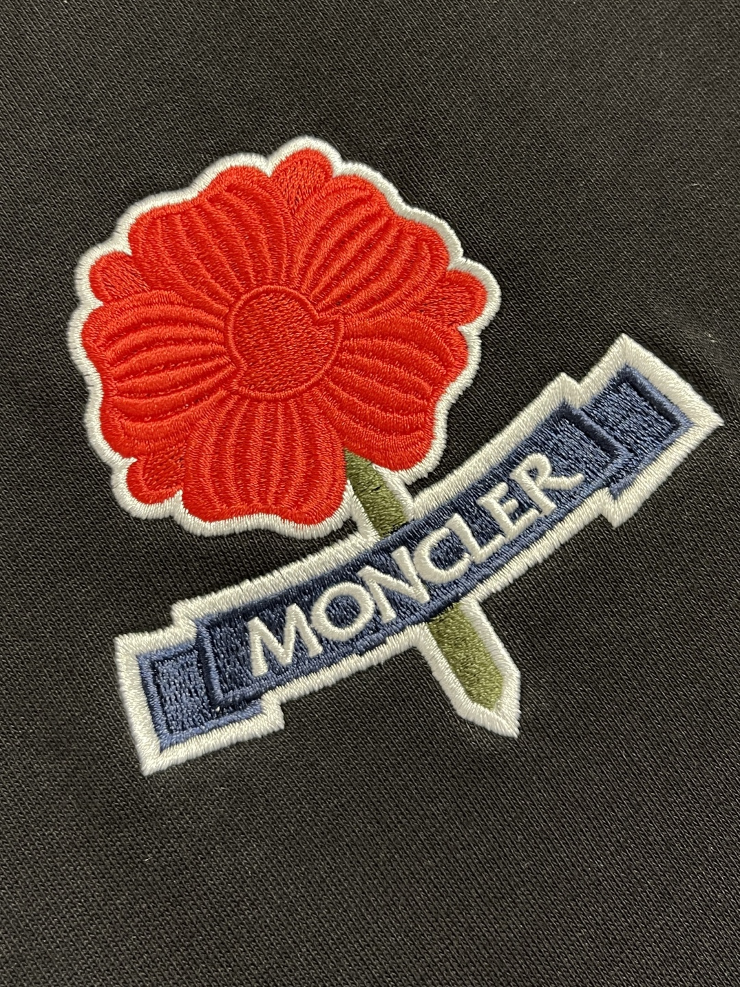 🛒🛒MONCLER 刺绣花朵徽标卫衣，面料采用380克双股纯棉毛圈。面料螺纹搭配1*1双纱螺纹。同缸配套
