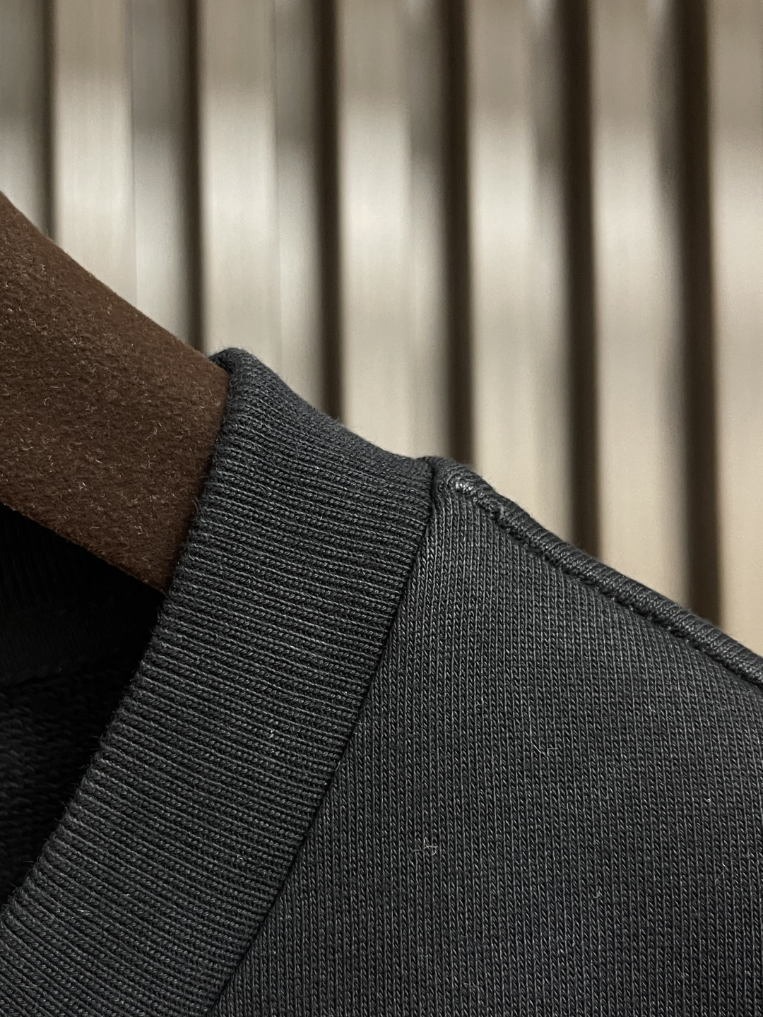 🛒🛒MONCLER 刺绣花朵徽标卫衣，面料采用380克双股纯棉毛圈。面料螺纹搭配1*1双纱螺纹。同缸配套