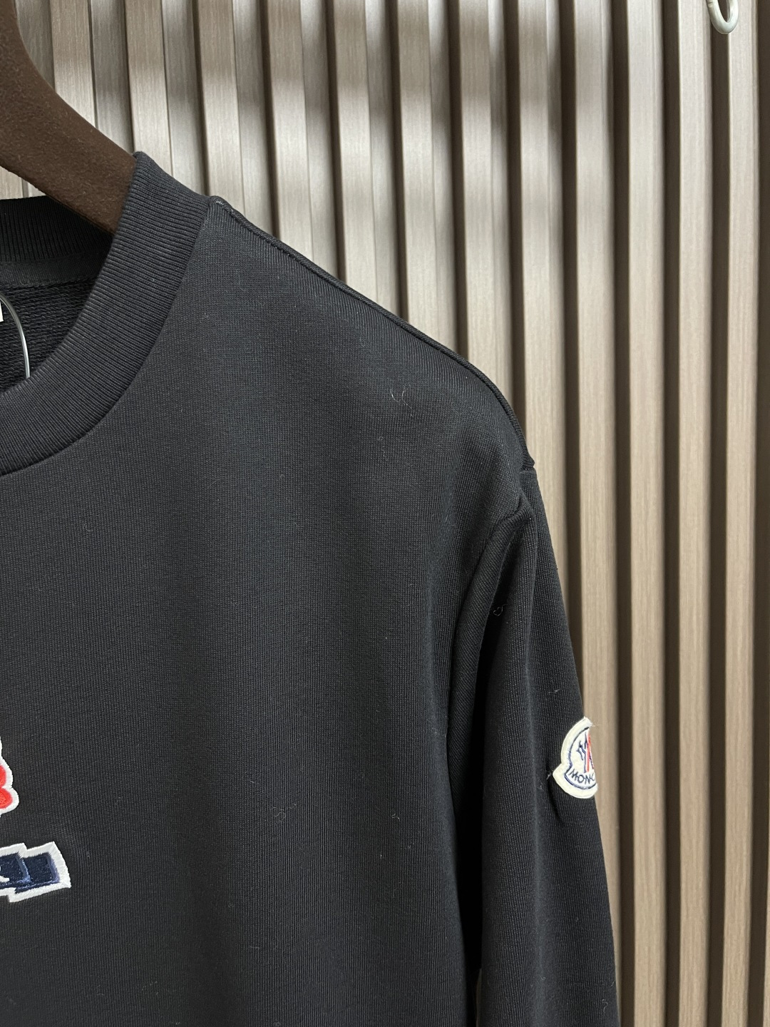 🛒🛒MONCLER 刺绣花朵徽标卫衣，面料采用380克双股纯棉毛圈。面料螺纹搭配1*1双纱螺纹。同缸配套